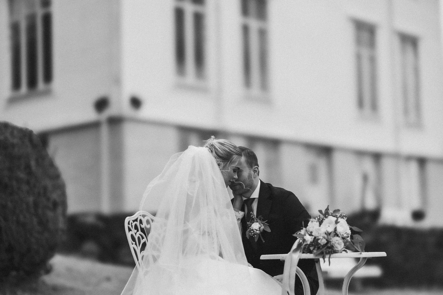 Utendørs bildere av brudepar under en stylet bryllupsfotografering i Haugesund i samarbeid med dyktige leverandører