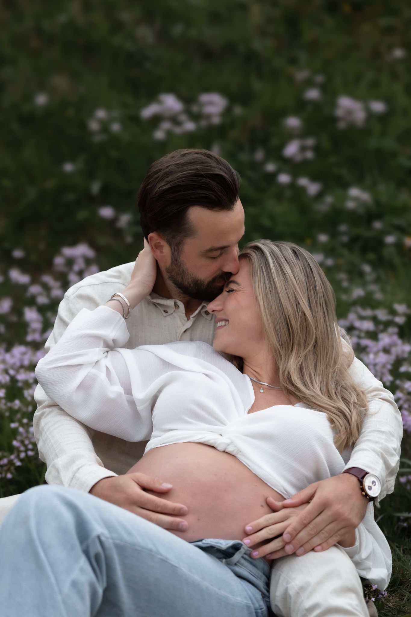 Gravid kvinne fotografert utendørs i Haugesund