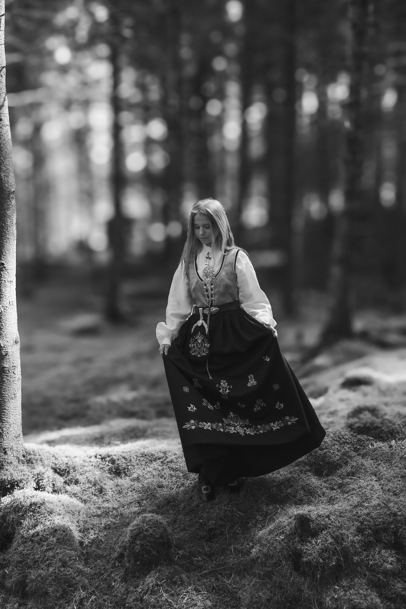 Konfirmant i bunad fotografert utendørs i Haugesund – naturlig og dokumentarisk stil