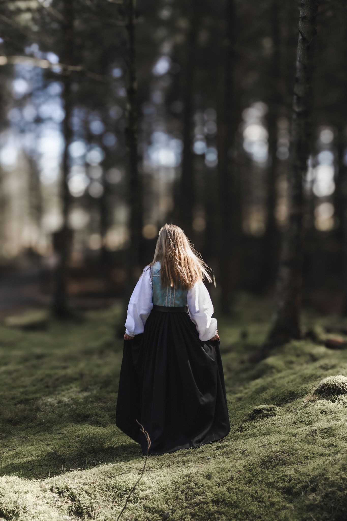 Konfirmantfotografering i Haugesund med naturlig lys – portrett av konfirmant i naturen