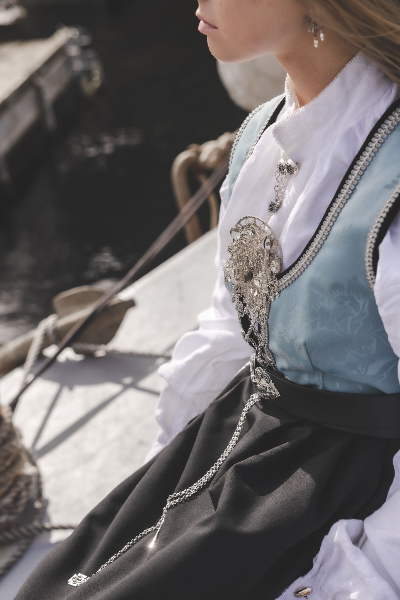 Konfirmant i bunad fotografert utendørs i Haugesund – naturlig og dokumentarisk stil