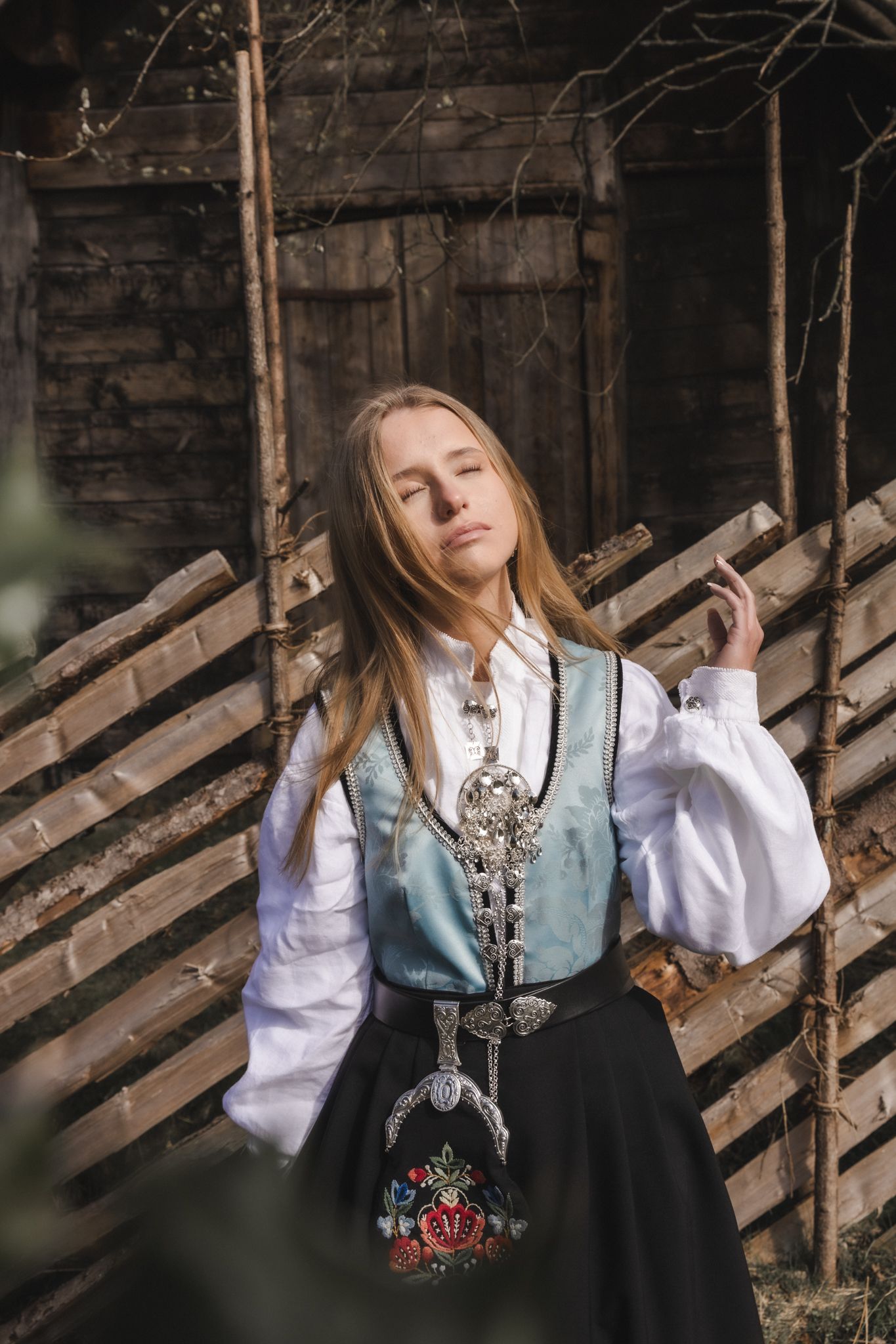 Konfirmantfotografering i Haugesund med naturlig lys – portrett av konfirmant i naturen