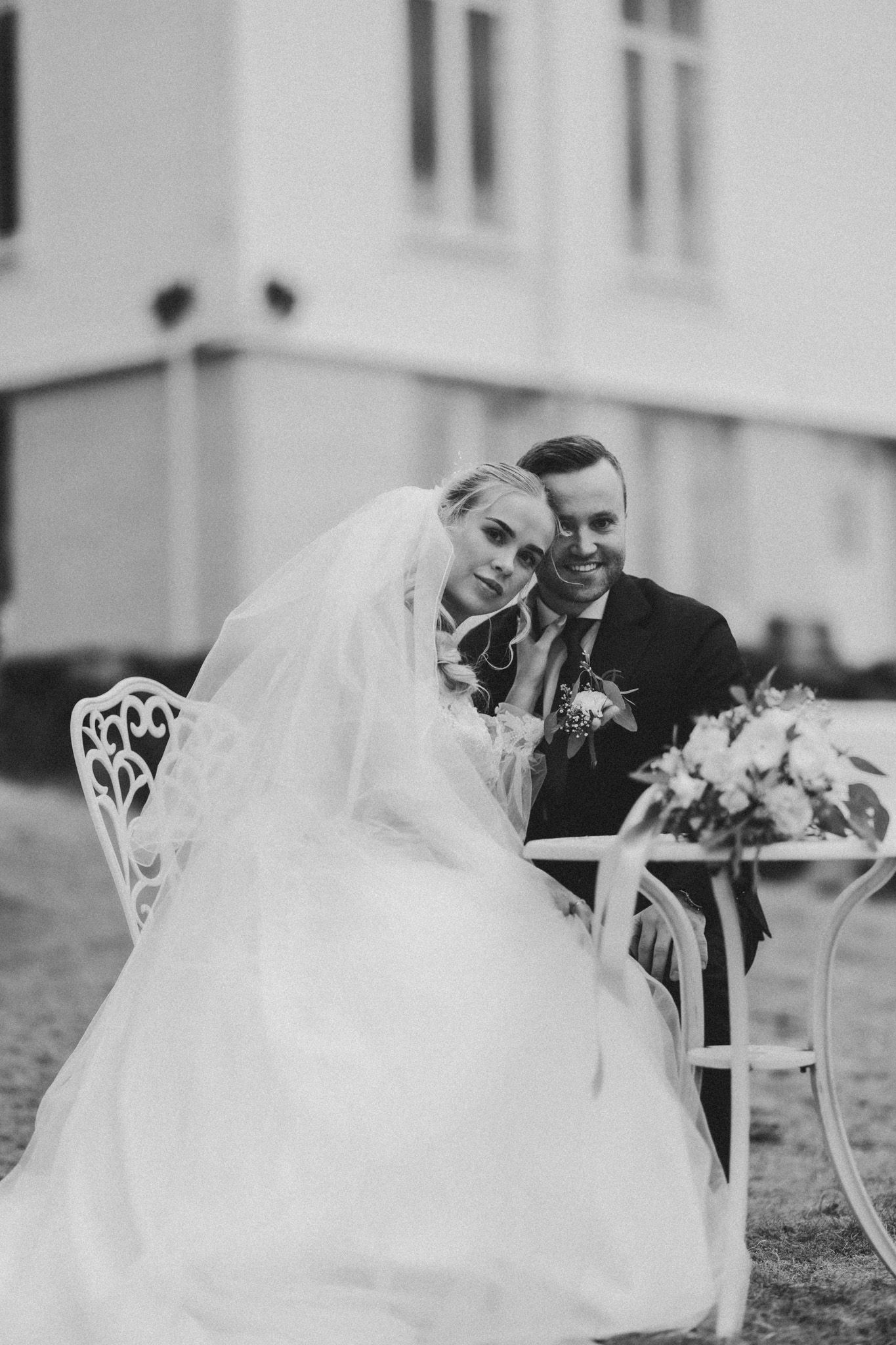 Brud og brudgom foran villa på Haugalandet under stylet bryllupsfotografering