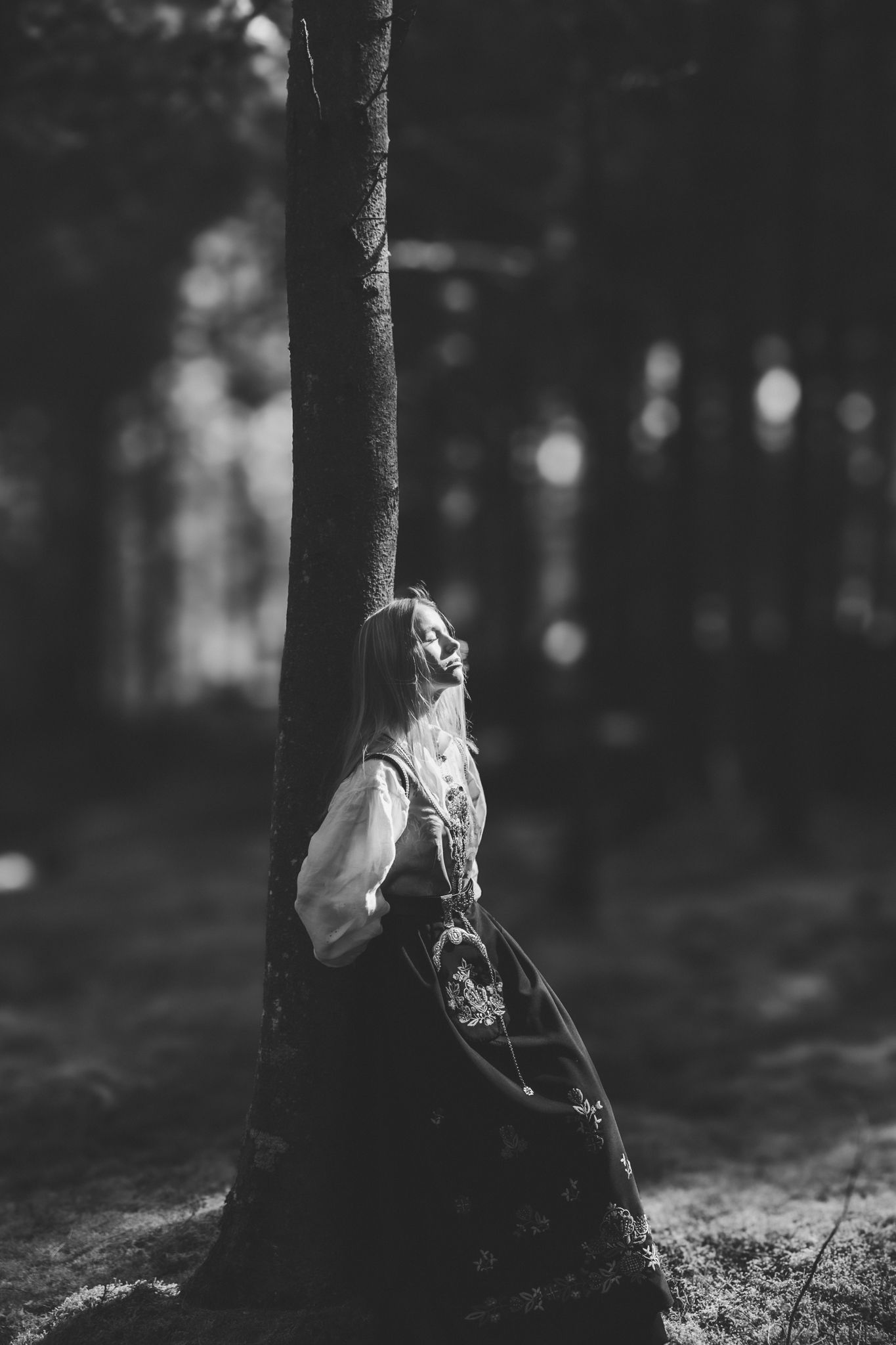 Konfirmant i bunad fotografert utendørs i Haugesund – naturlig og dokumentarisk stil