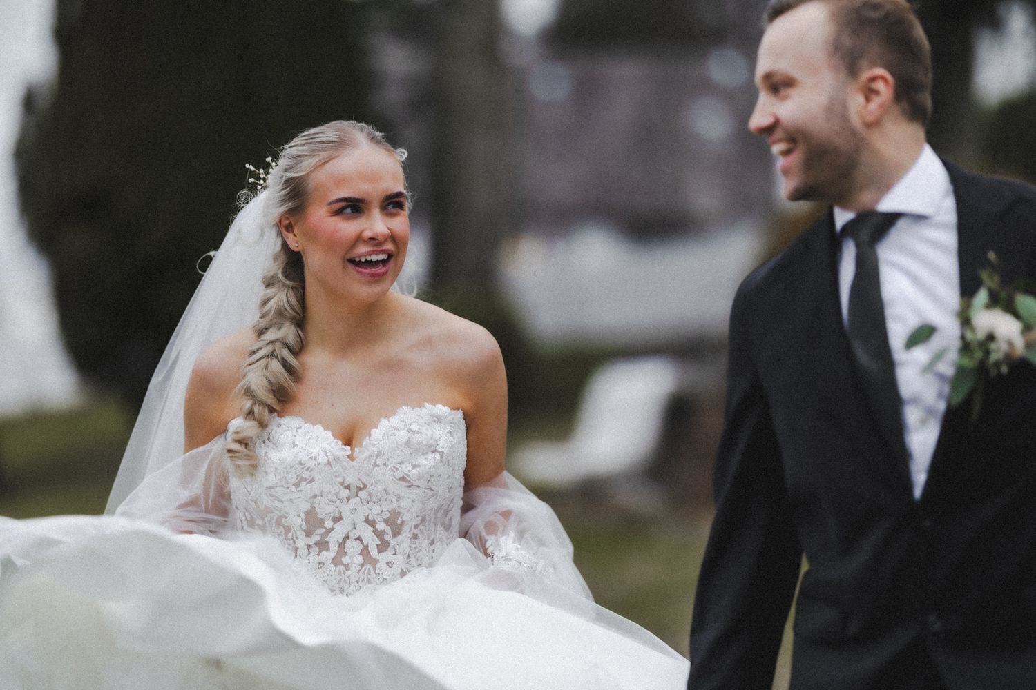 Brud og brudgom foran villa på Haugalandet under stylet bryllupsfotografering