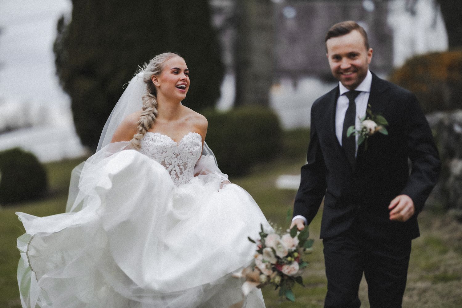 Brud og brudgom foran villa på Haugalandet under stylet bryllupsfotografering