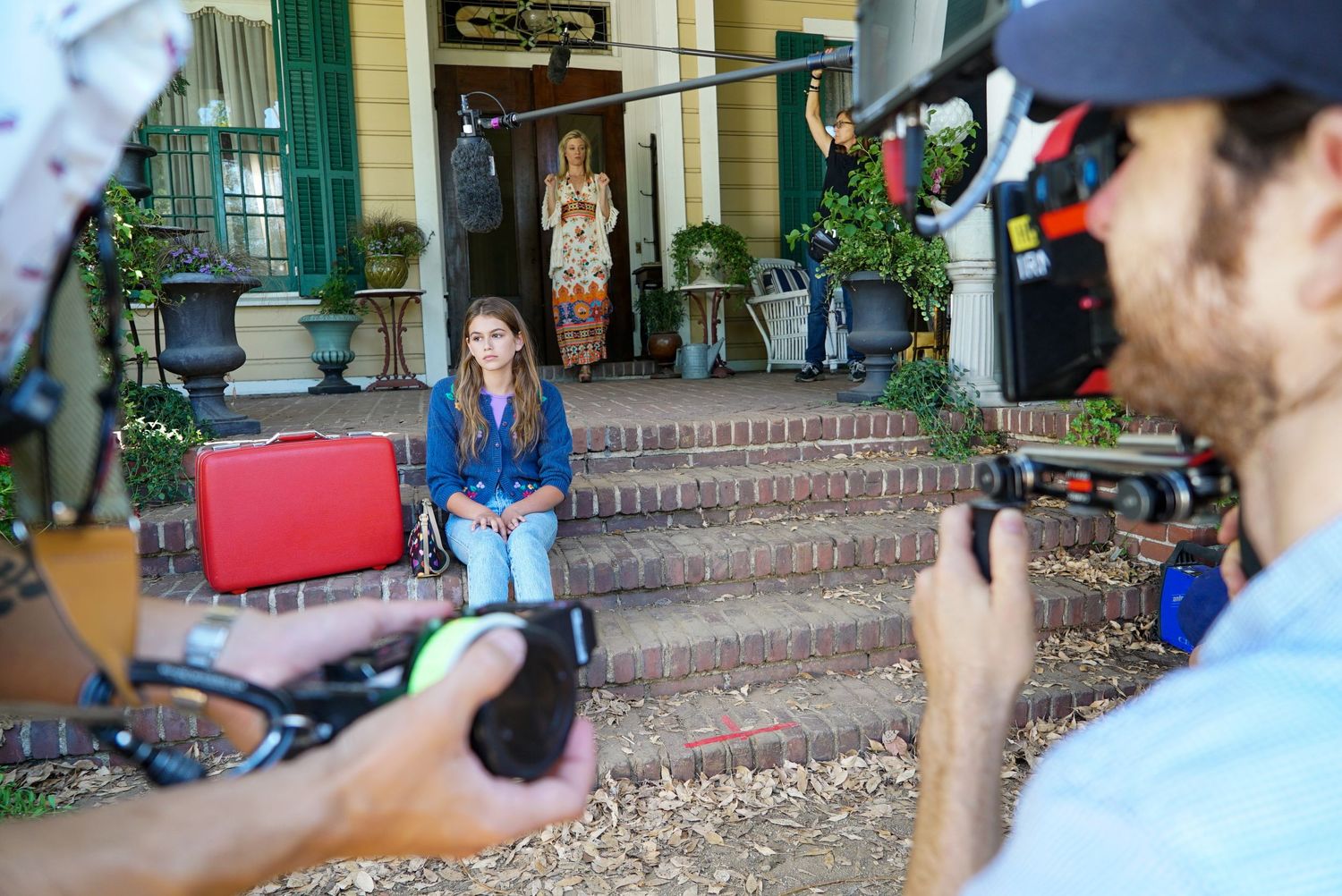 Production Still of Kaia Gerber and Amy Smart from Sister Cities, BTS