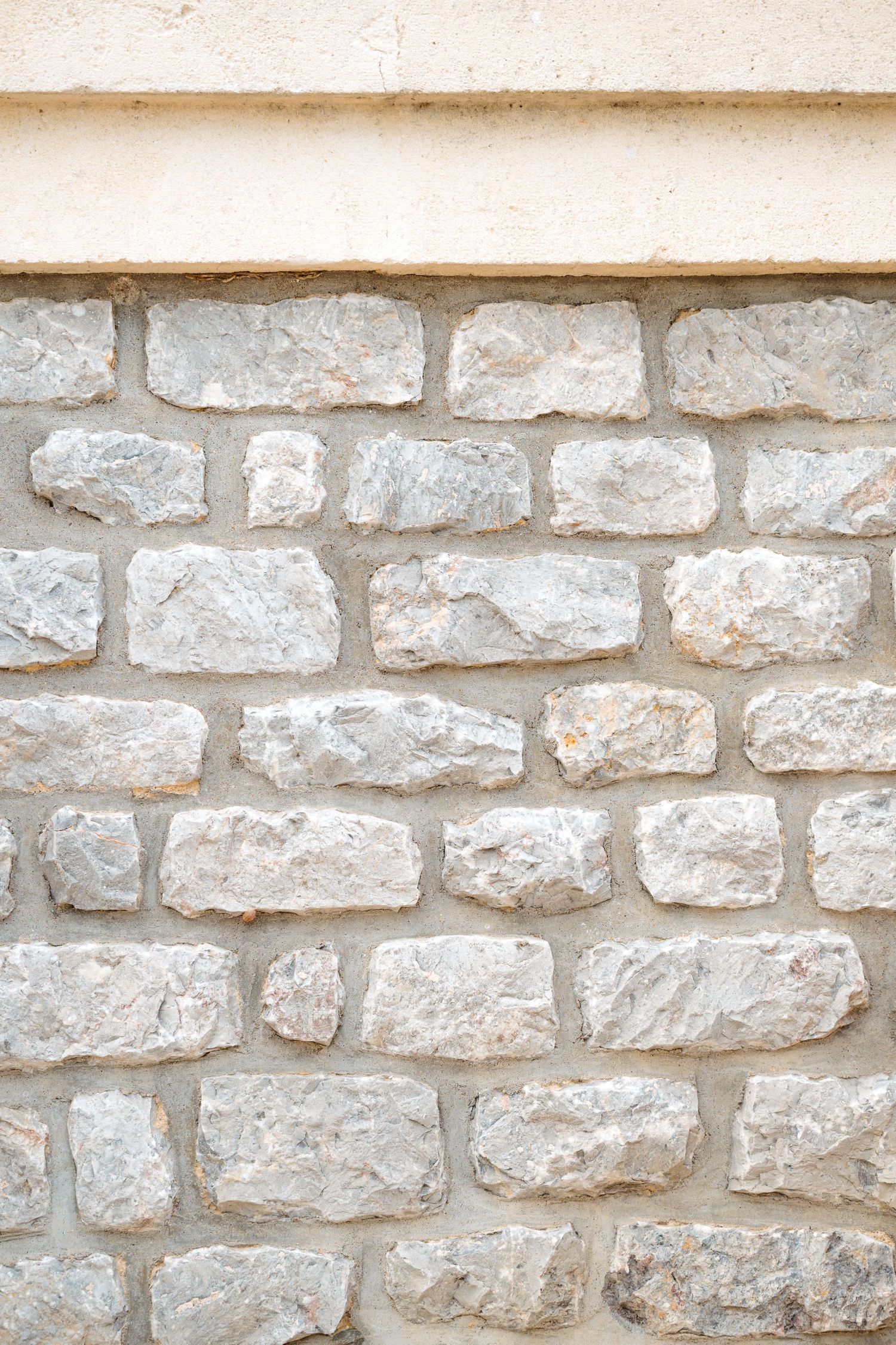 Détail d’un mur en pierre d’un château de mariage, charme rustique et authentique. Château de cop-choux