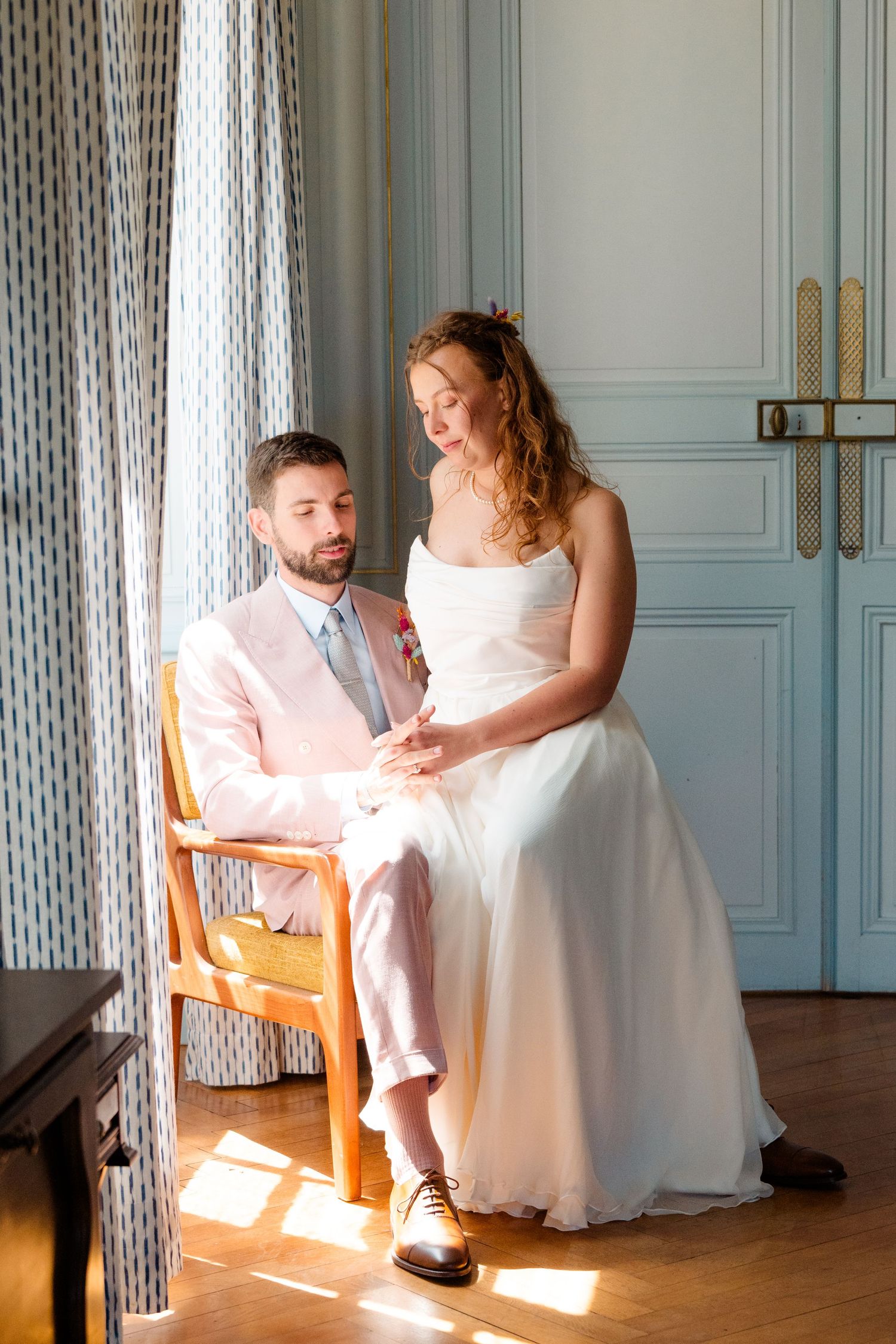 Couple de mariés dans un domaine d’exception près de Nantes – Photographe de mariage lumineux et raffiné