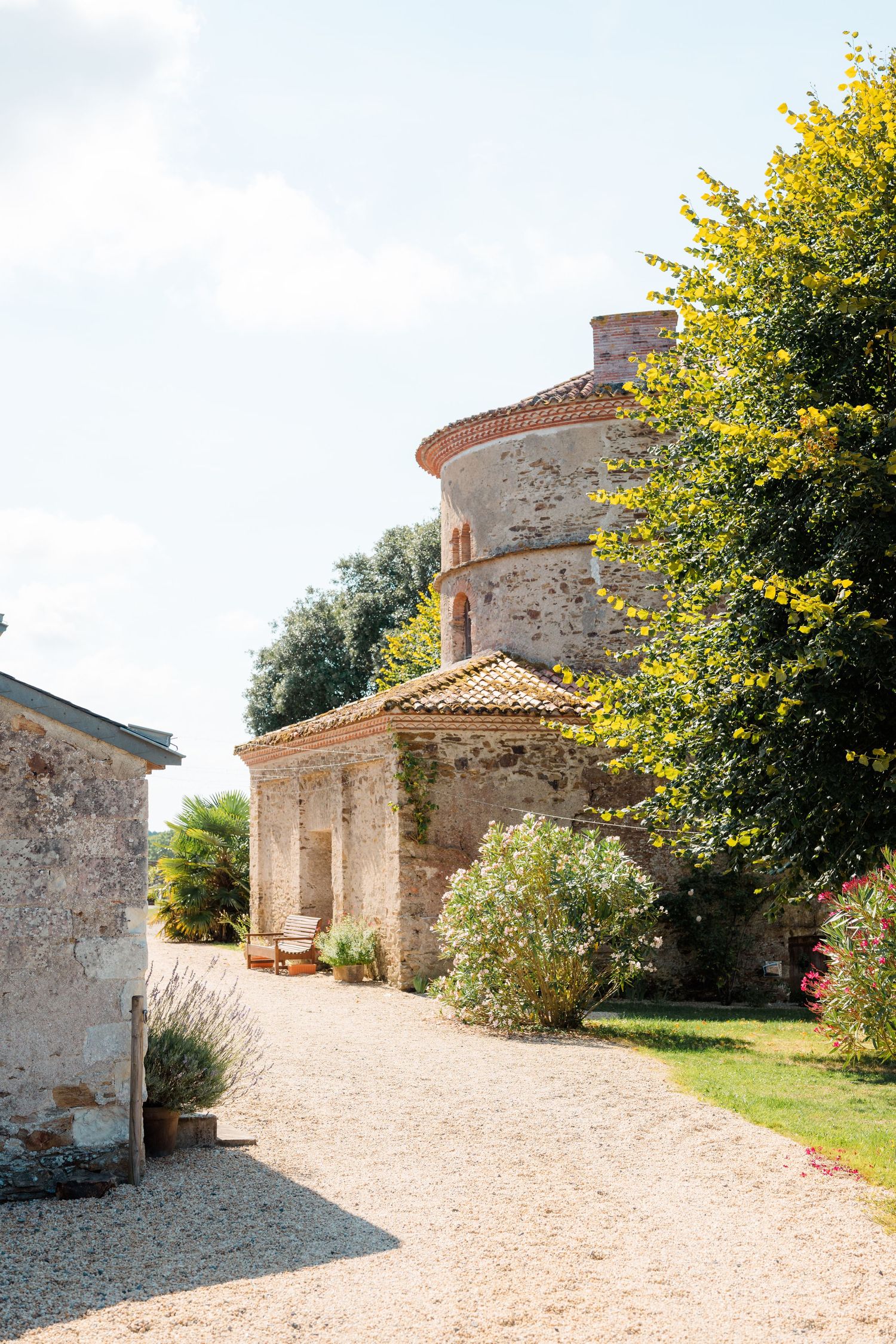 Façade en pierre du château du coing - mariage en Loire-Atlantique, décor champêtre et raffiné.