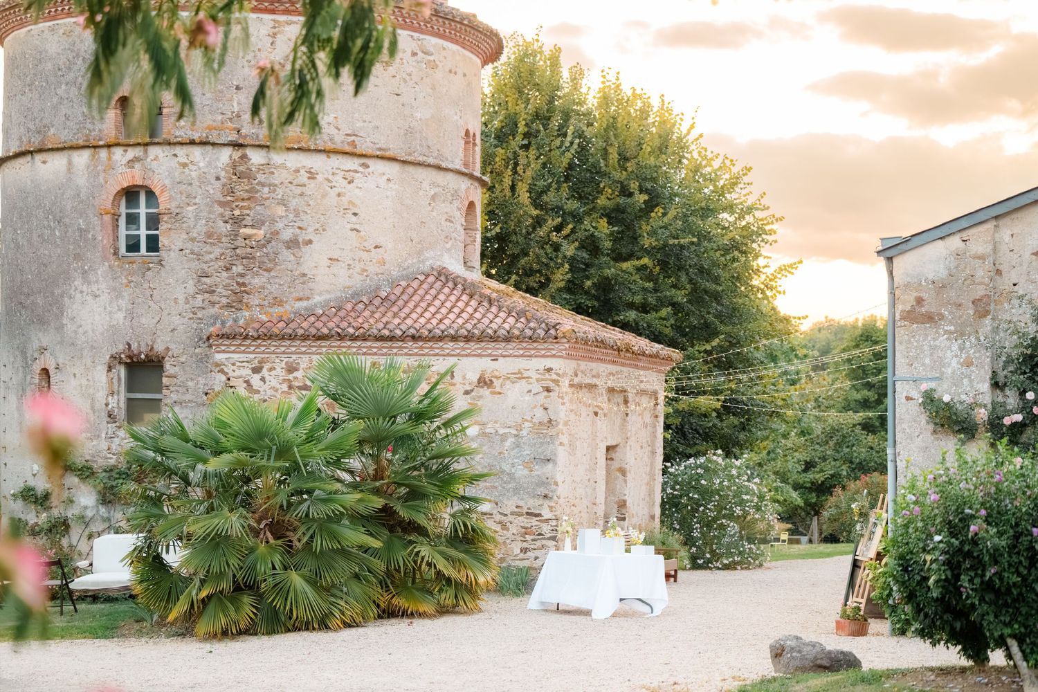 Ambiance romantique dans un domaine d’exception près de Nantes – Photographe mariage artistique