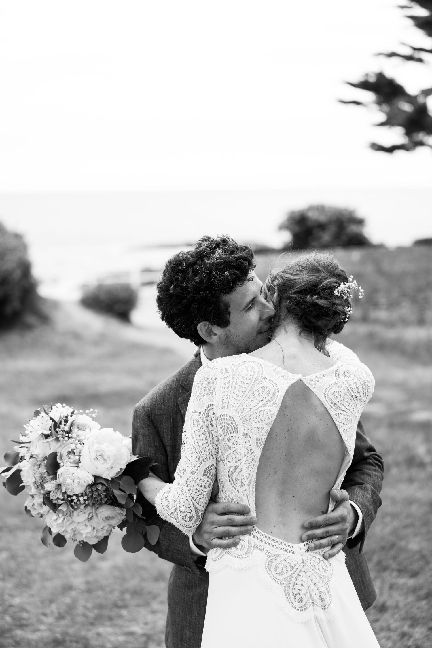 Mariés s’embrassant tendrement en noir et blanc, émotion capturée lors d’un mariage à Nantes.