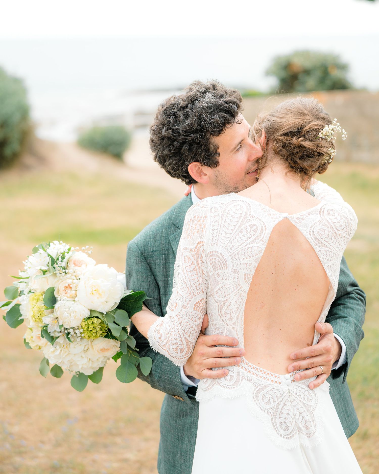Séance photo de couple pendant un mariage à Préfailles. Couple de mariés dans un domaine d’exception près de Nantes – Photographe de mariage