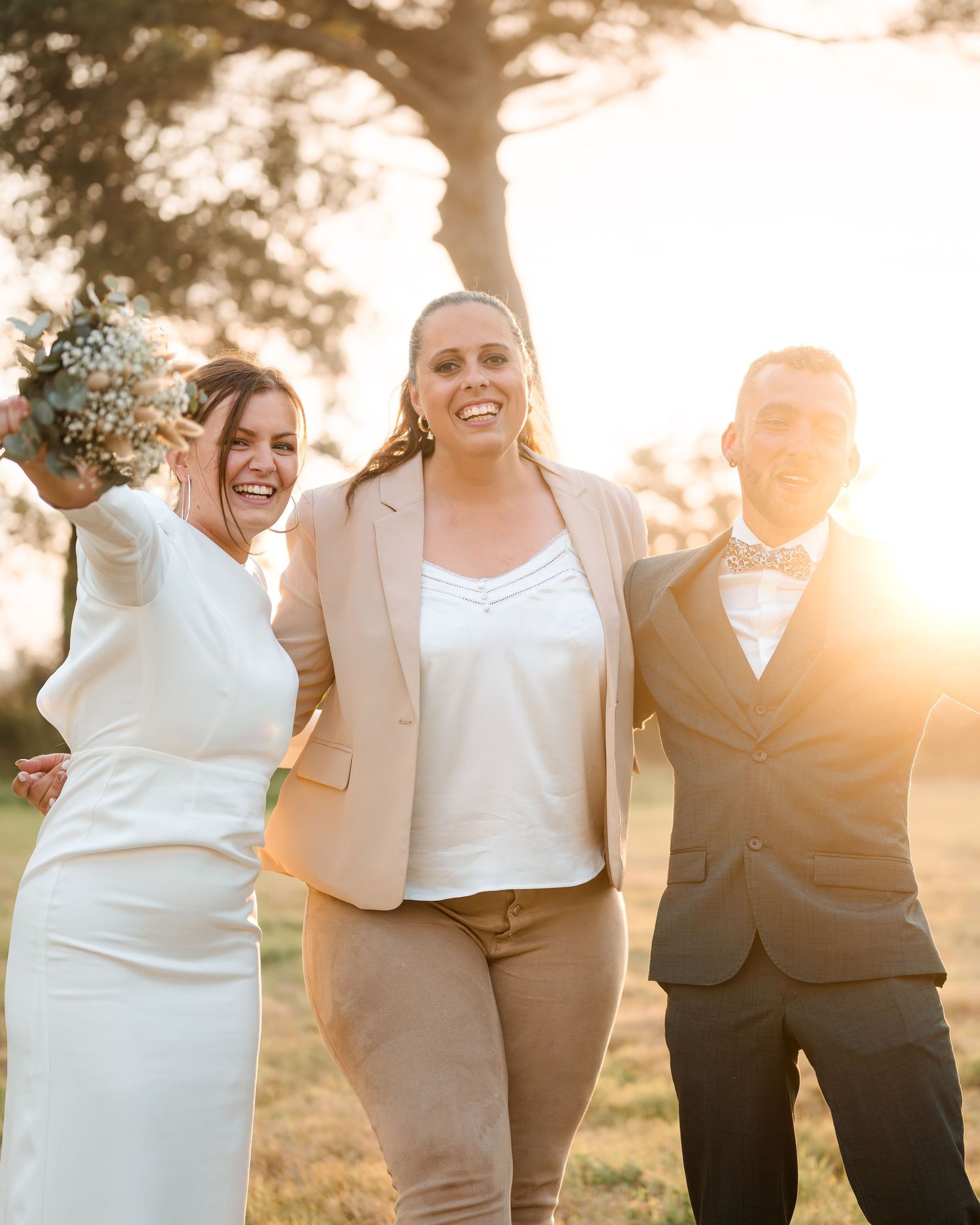 Photo d'audrey witczak et son couple de mariés au coucher du soleil – reportage mariage convivial.