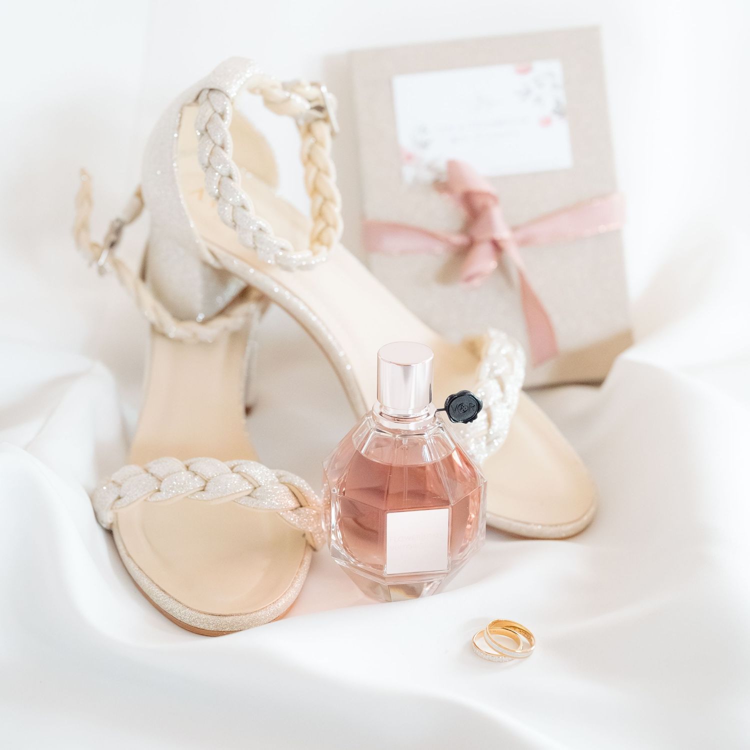Détail poétique d’un accessoire de mariage raffiné – Photographe mariage à Nantes