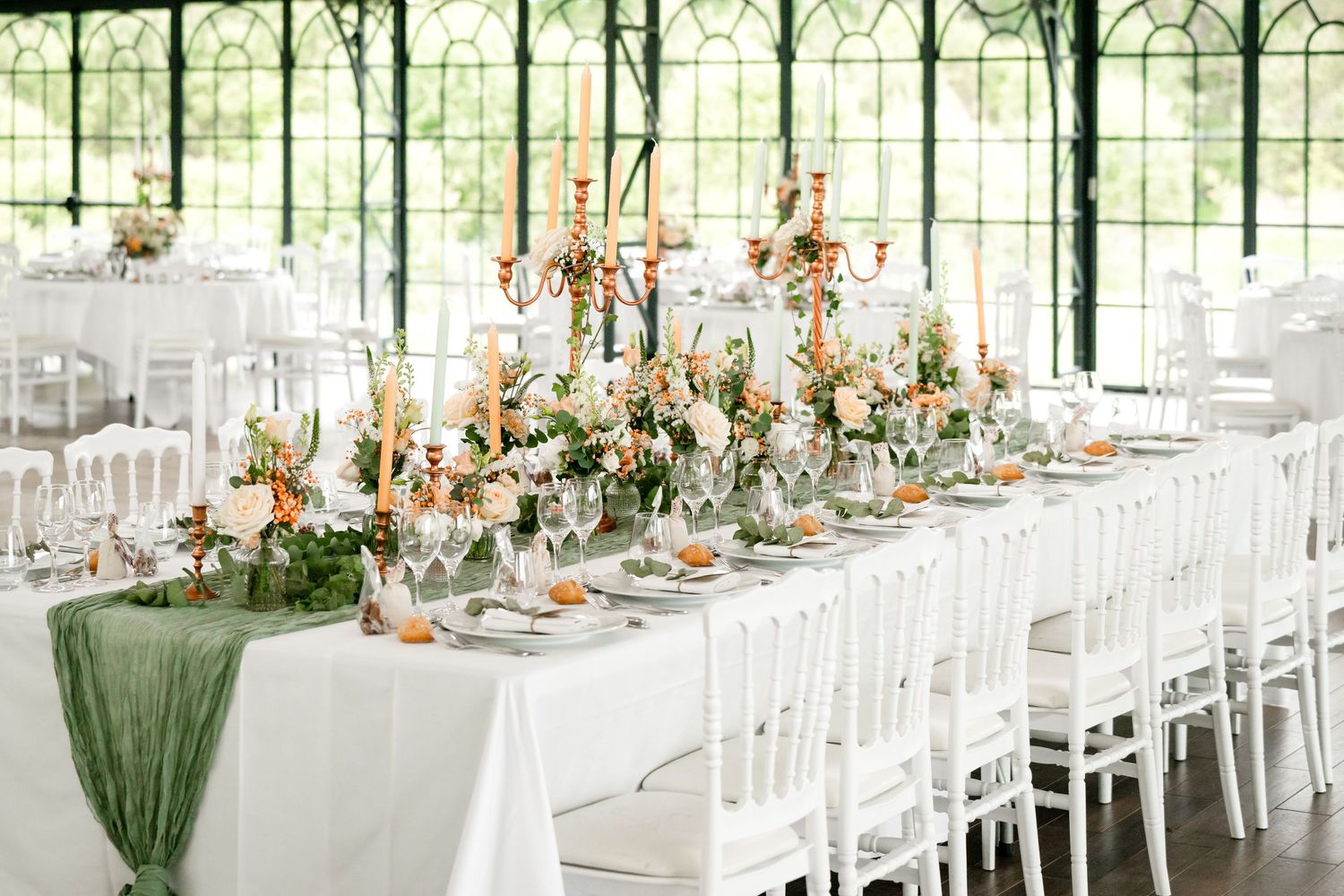 Décoration élégante de table de mariage dans un château à Nantes – Photographe mariage fine art