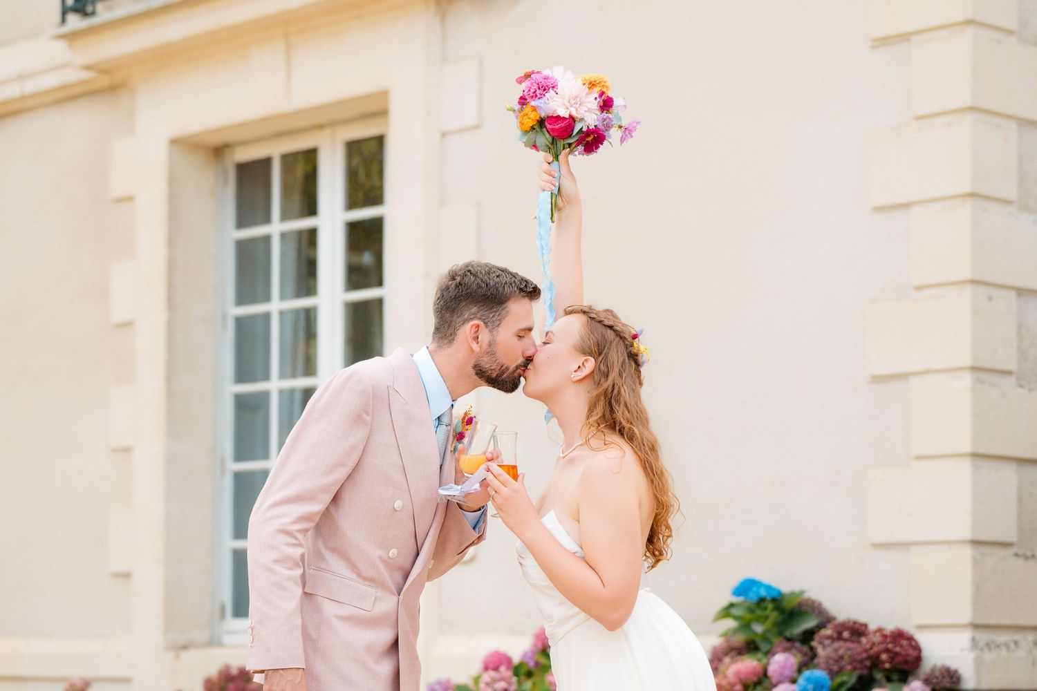 Couple de jeunes mariés s’embrassant devant le château de cop-choux à Nantes, photographe de mariage lumineux.