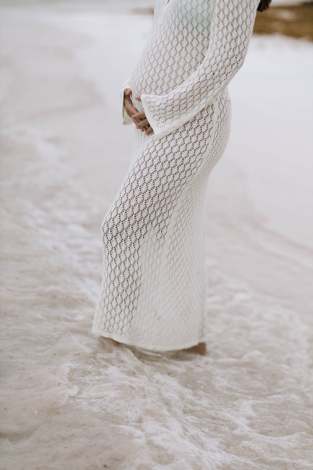 Celebrate your motherhood journey with a relaxed maternity photoshoot in Punta Cana, filled with love and authentic moments.