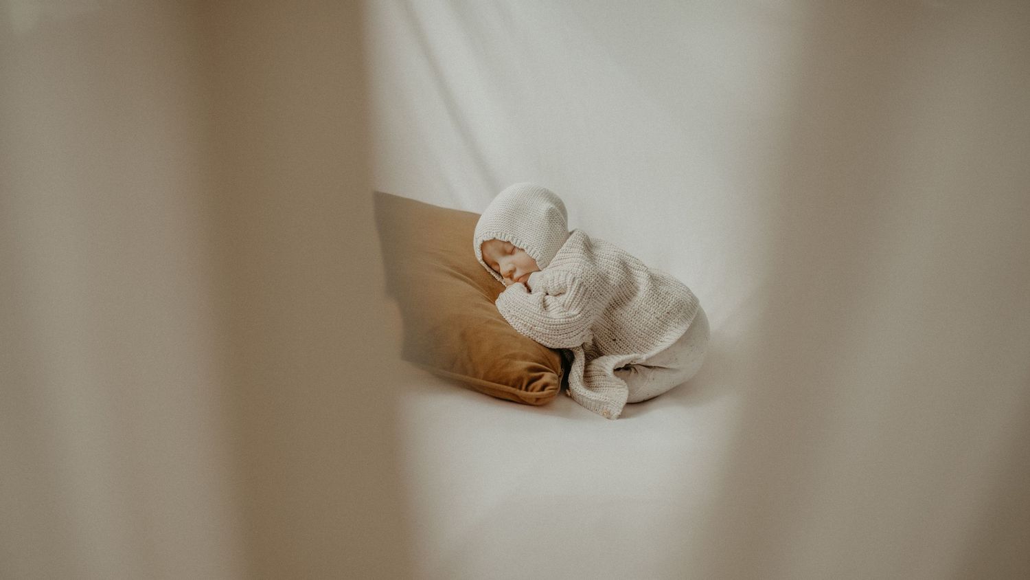 baby newborn session in beckenham , bromley. and london