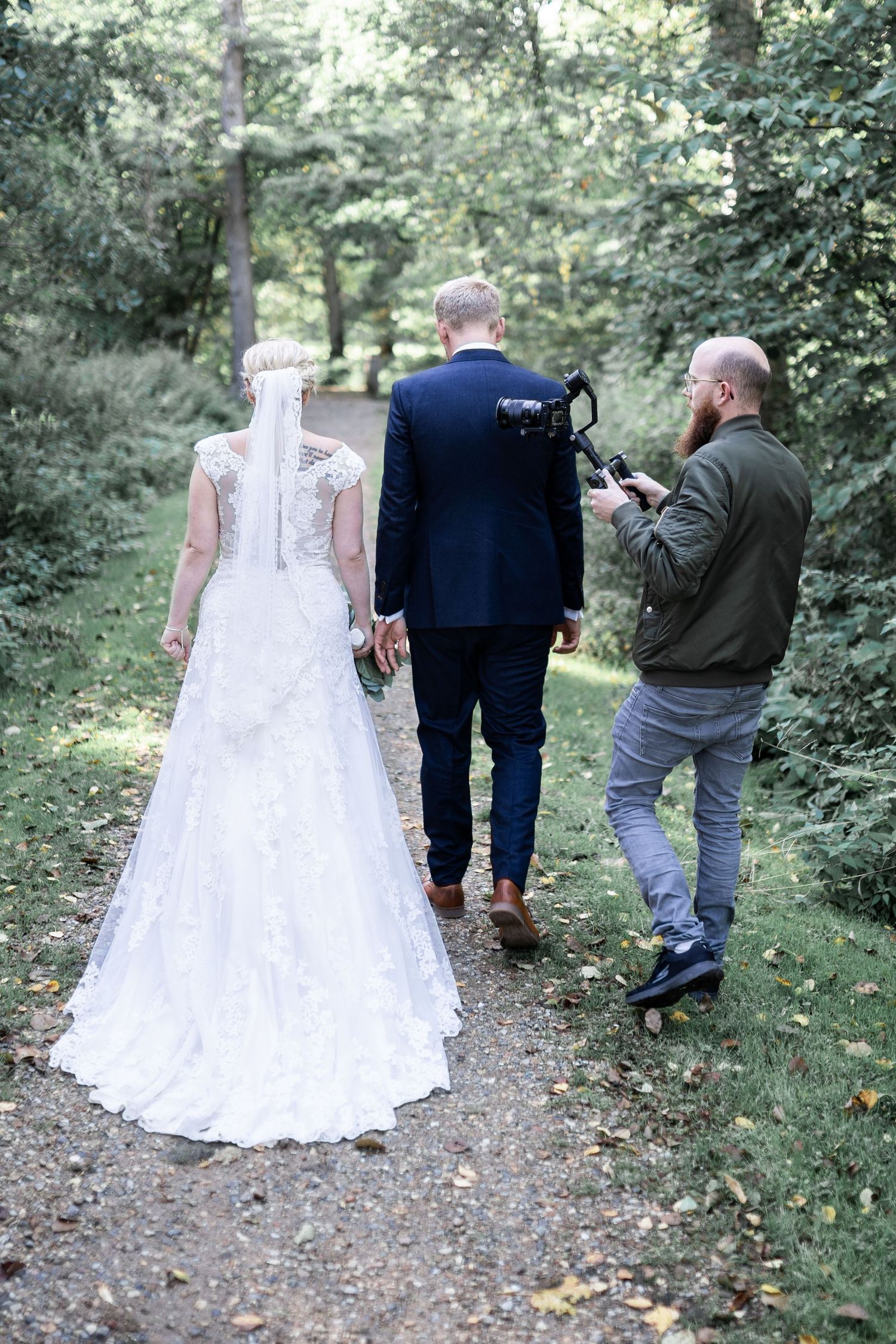 Bryllupsvideograf følger brudeparret med kamera under deres bryllup