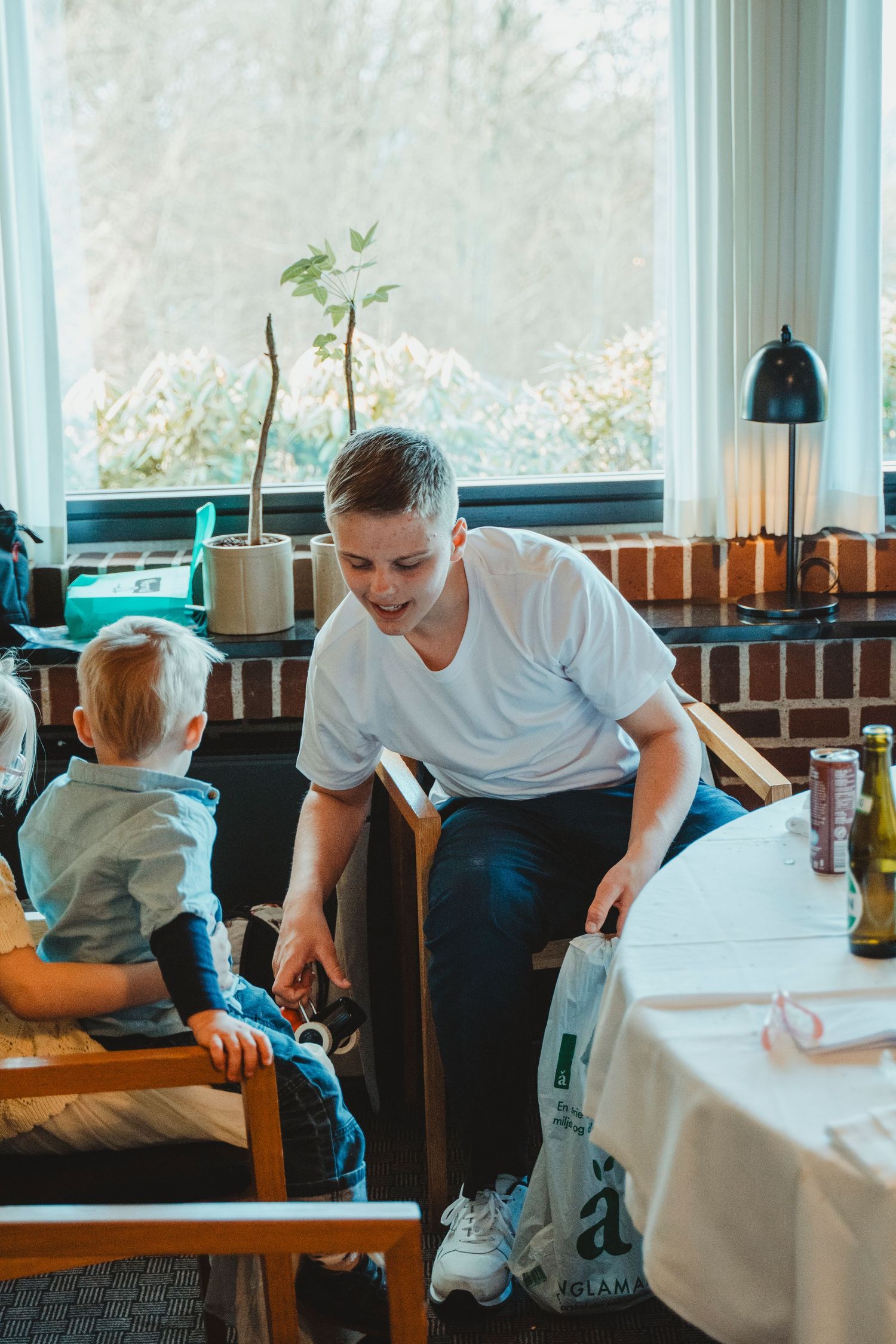 Konfirmand sammen med et mindre barn under fejringen