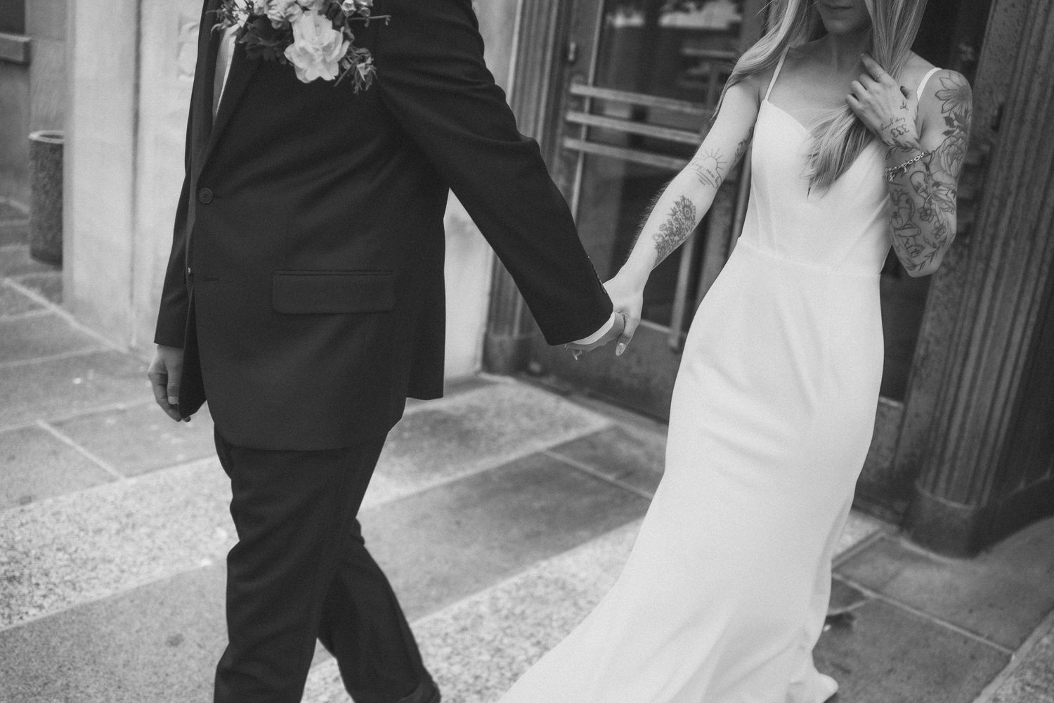 courthouse wedding couple