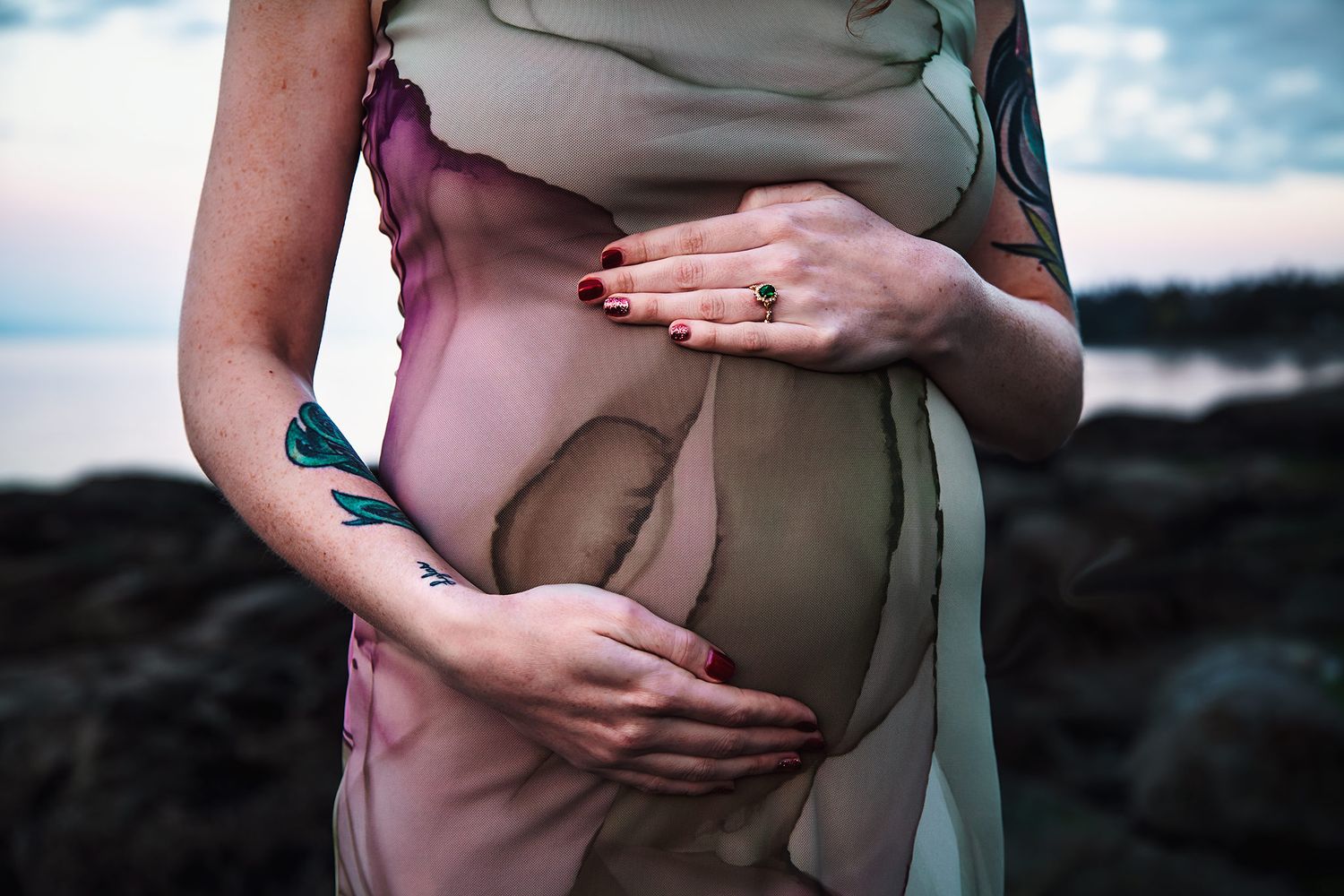 Nanaimo Maternity Photography - Little Ginger Photography in Nanaimo, BC on Vancouver Island. Outdoor Maternity Photographer in Nanaimo BC.