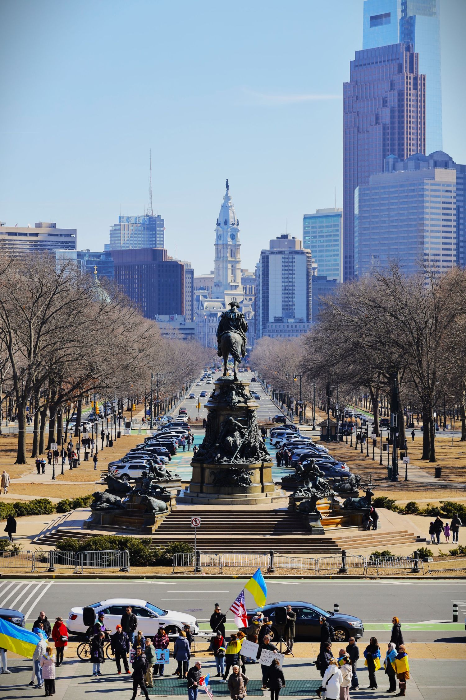 Philadelphia skyline view down Benjamin Franklin Parkway with Washington Monument and city buildings.