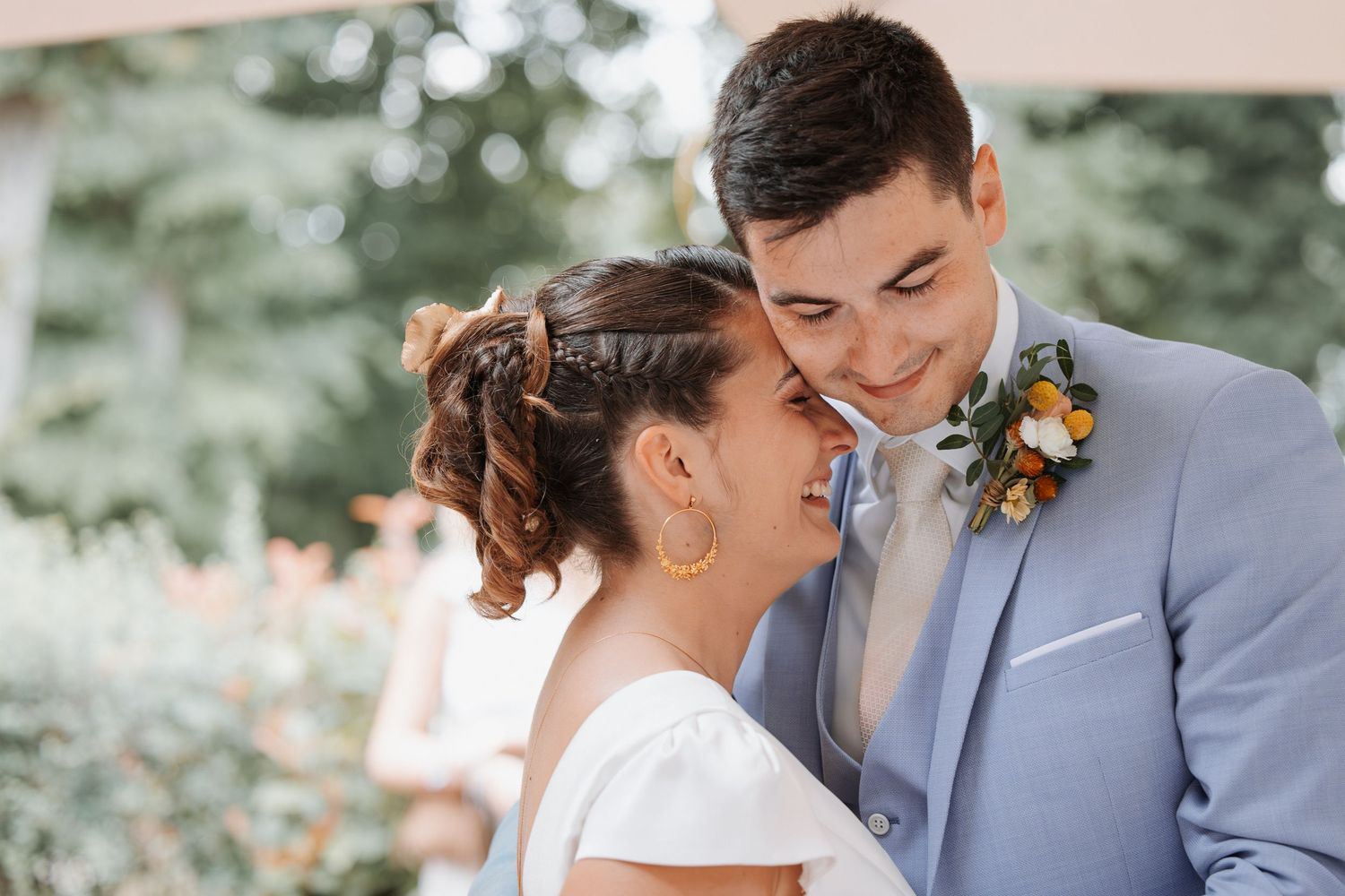 Photographe à Chartres, Eure-et-Loir, je capture vos mariages et instants de vie en famille, couple ou naissance avec émotion.