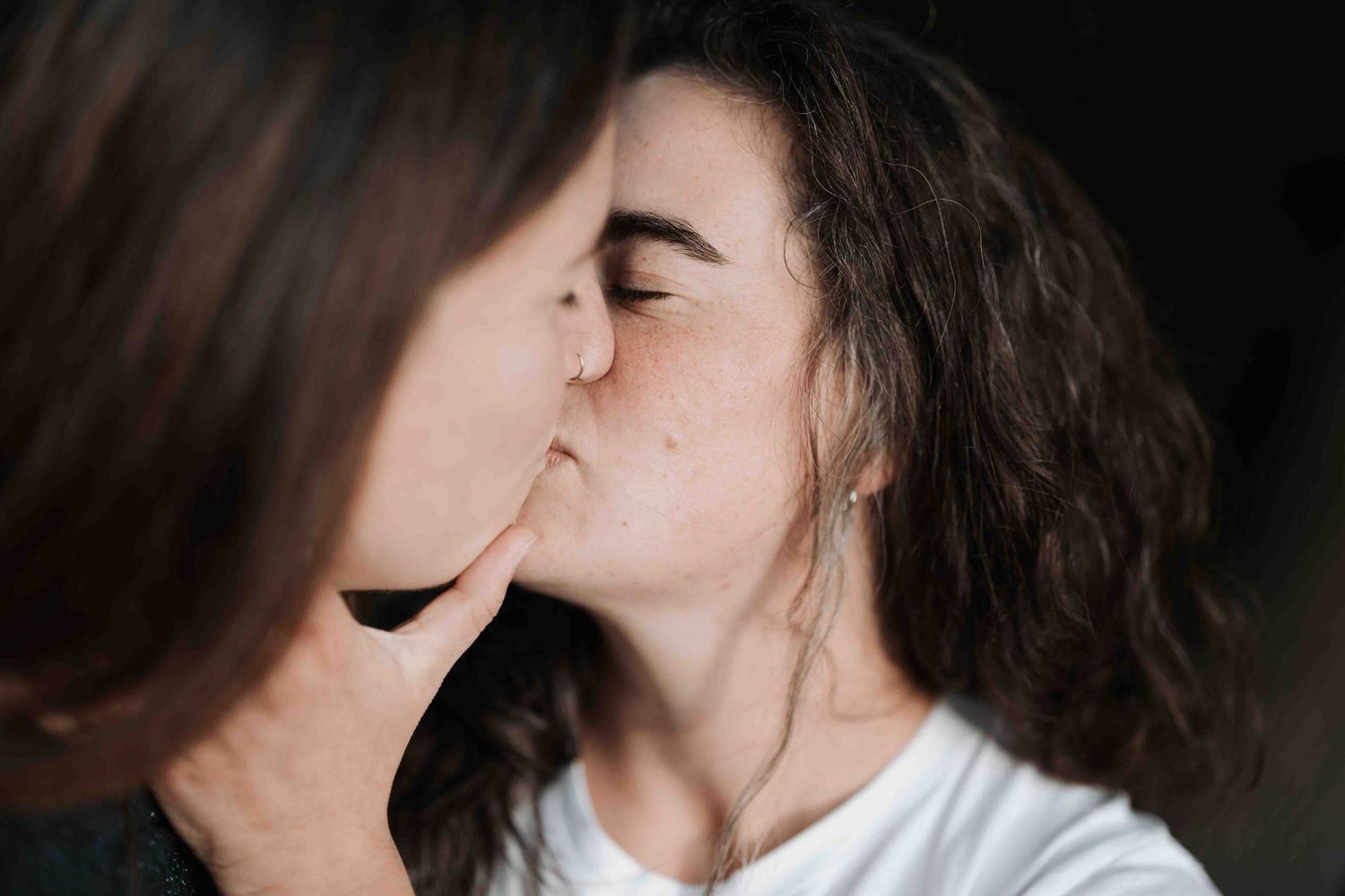 Photographe à Chartres, Eure-et-Loir, je capture vos mariages et instants de vie en famille, couple ou naissance avec émotion.