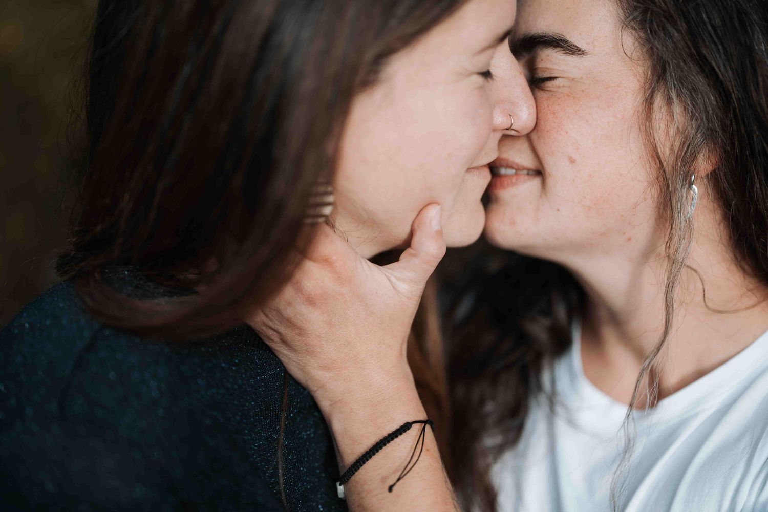 Photographe à Chartres, Eure-et-Loir, je capture vos mariages et instants de vie en famille, couple ou naissance avec émotion.