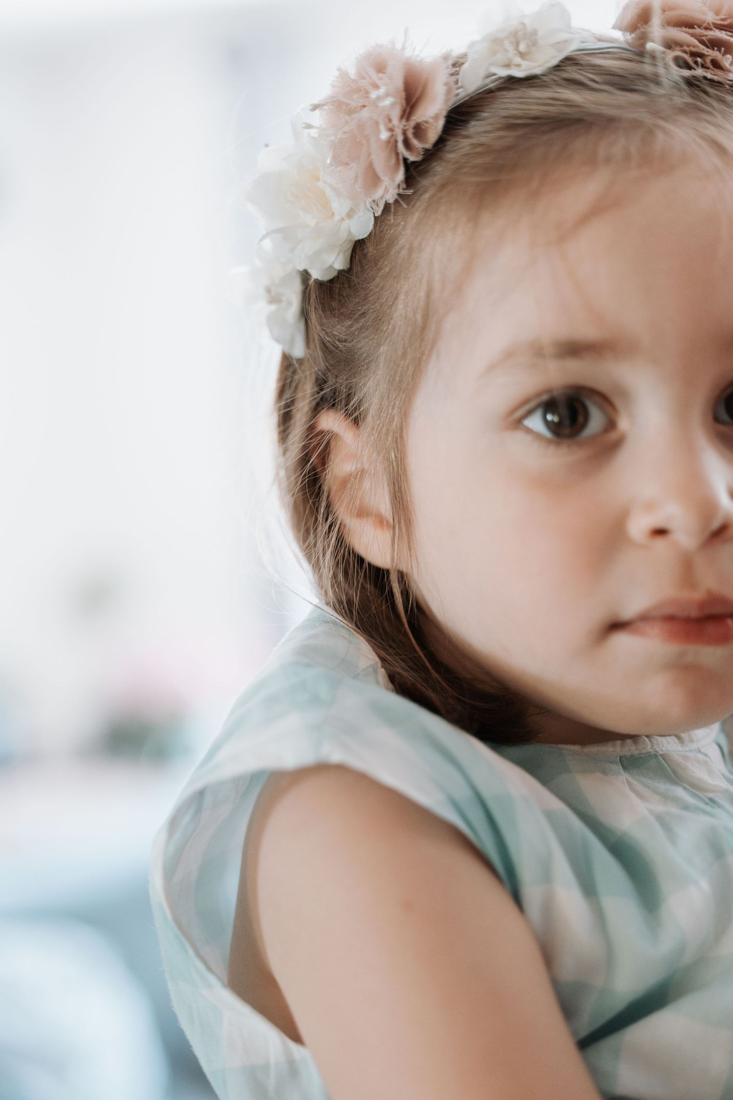 Photographe à Chartres, Eure-et-Loir, je capture vos mariages et instants de vie en famille, couple ou naissance avec émotion.