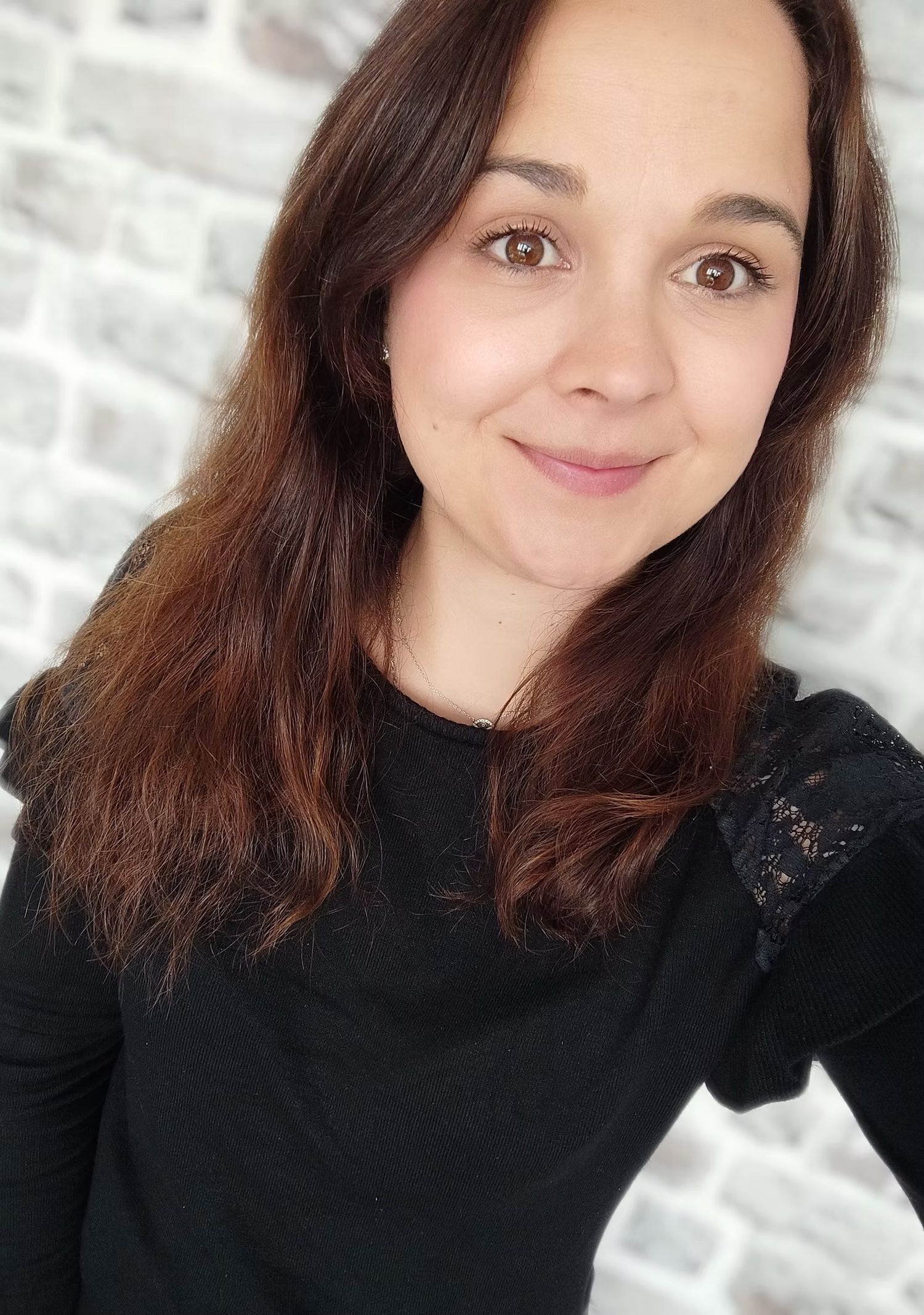 Nouveau-né dans un bain enveloppé, guidé par Pauline MATERN’ELLE et photographié par AR Photography