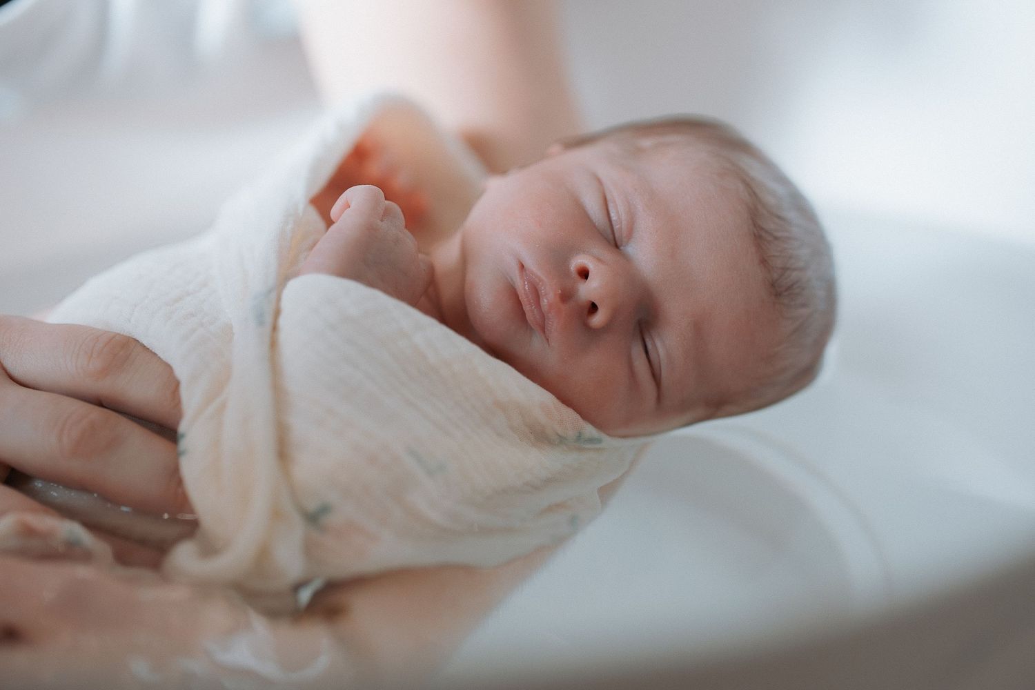 Photographe à Chartres, Eure-et-Loir, je capture vos mariages et instants de vie en famille, couple ou naissance avec émotion.
