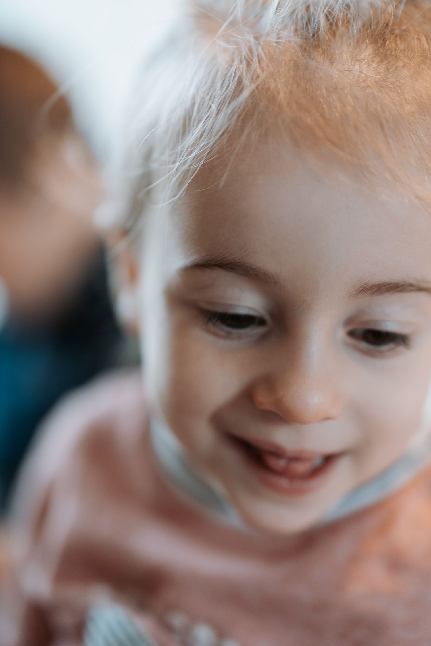 Photographe à Chartres, Eure-et-Loir, je capture vos mariages et instants de vie en famille, couple ou naissance avec émotion.