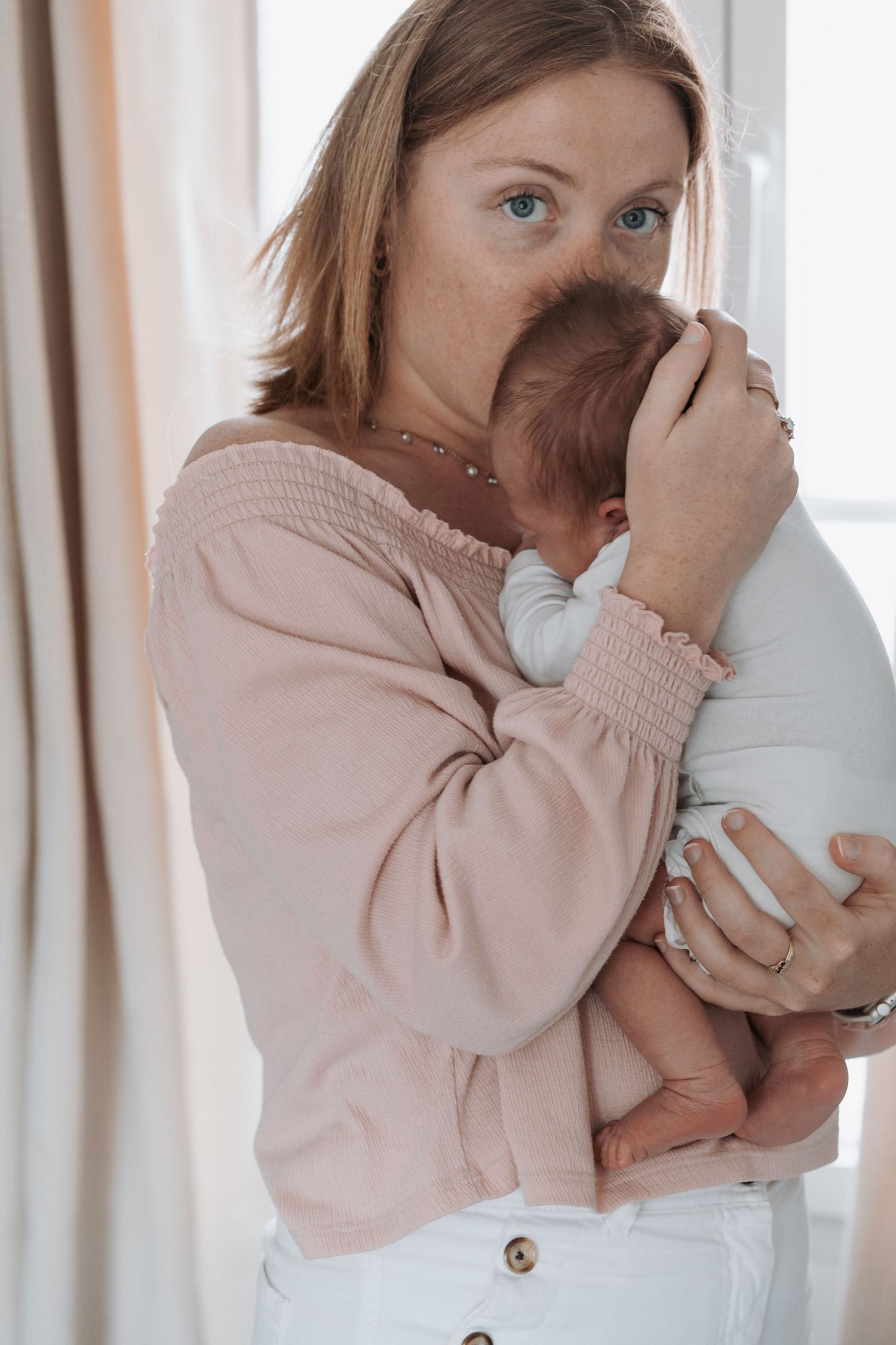 Photographe à Chartres, Eure-et-Loir, je capture vos mariages et instants de vie en famille, couple ou naissance avec émotion.