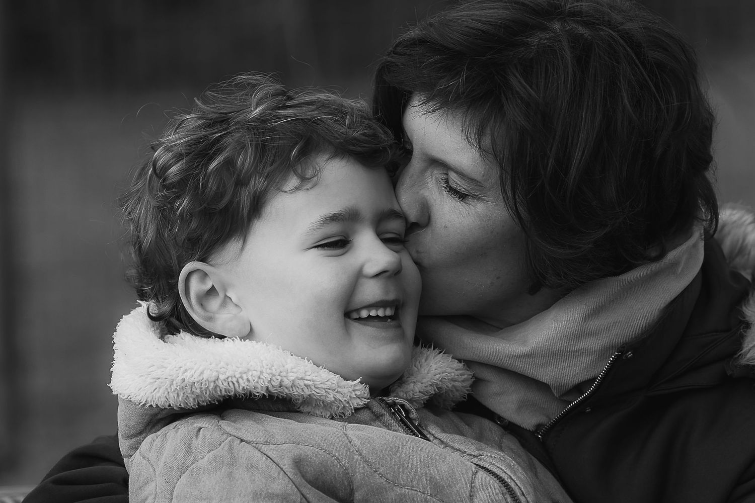 Photographe en Eure et Loir à Chartres, je vous accompagne pour capturer vos moments de vie, en famille, en couple ou lors de votre mariage