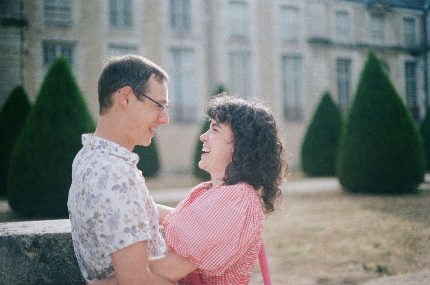 Photographe argentique mariage Chartres - portrait de couple en pellicule