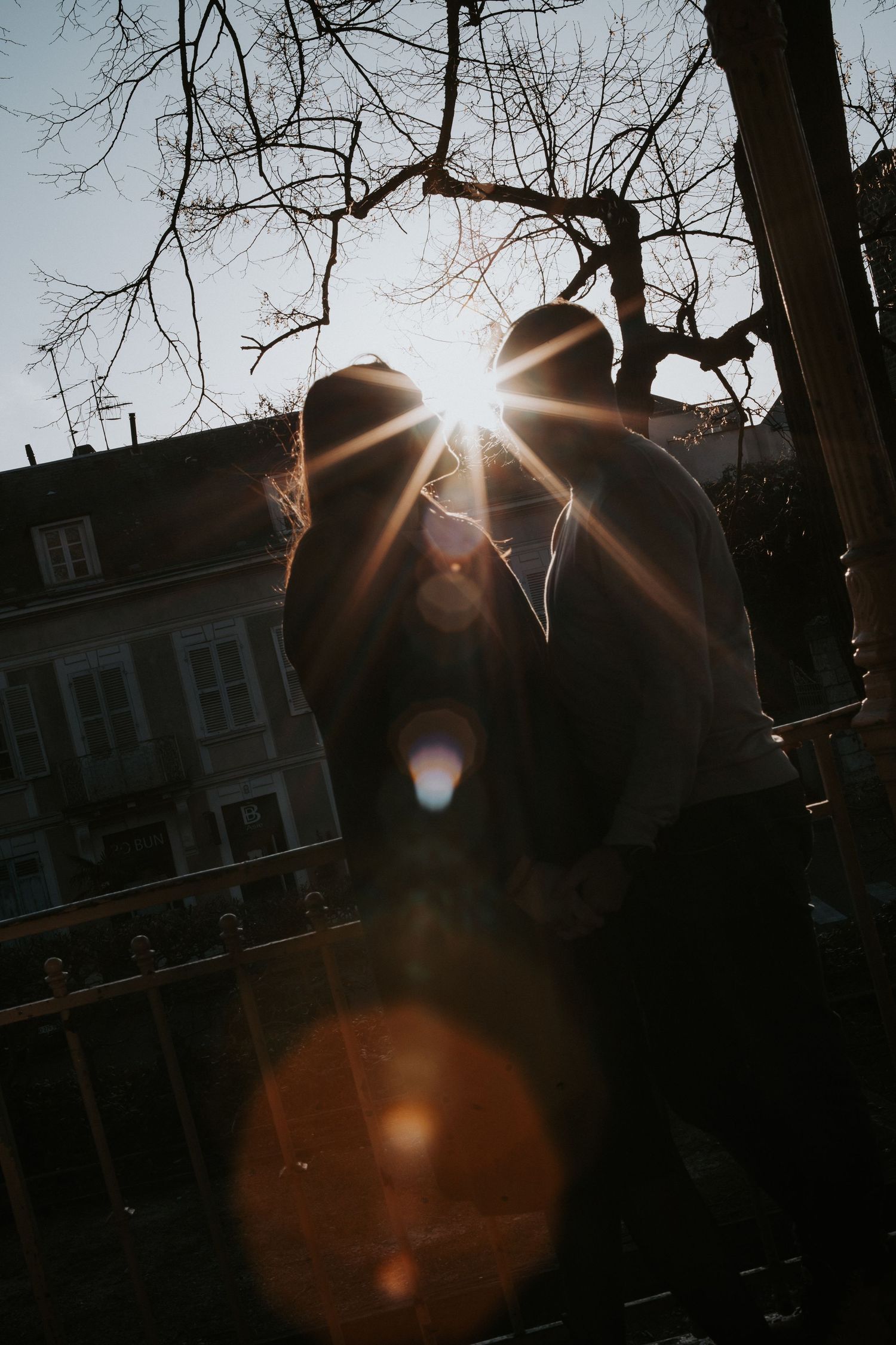 Photographe à Chartres, Eure-et-Loir, je capture vos mariages et instants de vie en famille, couple ou naissance avec émotion.