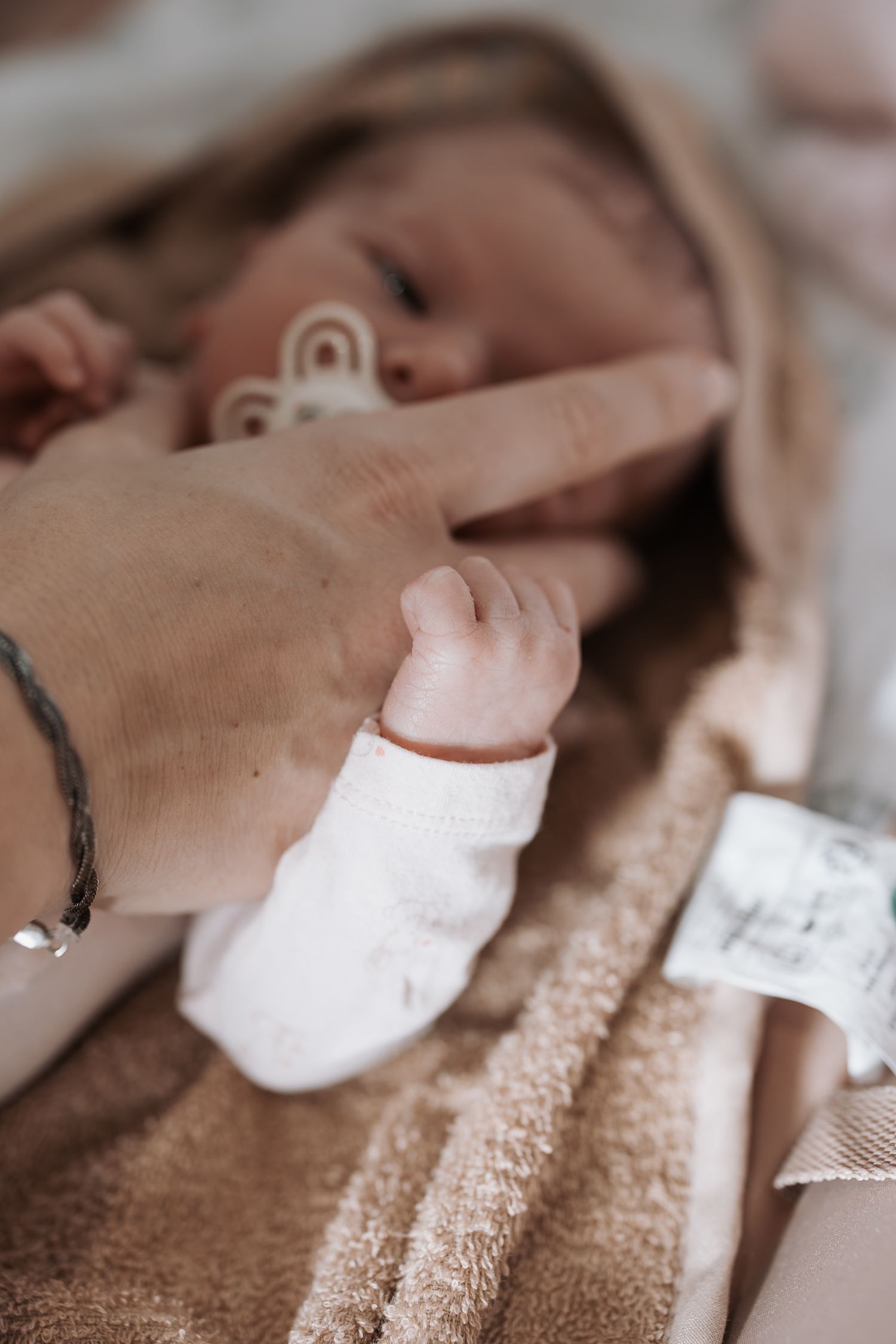 Photographe à Chartres, Eure-et-Loir, je capture vos mariages et instants de vie en famille, couple ou naissance avec émotion.