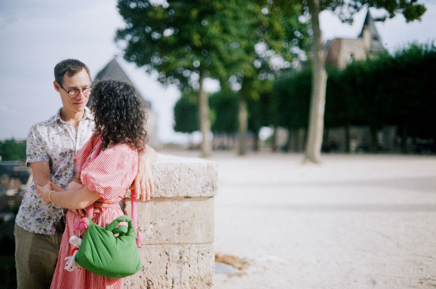 Photographe argentique mariage Chartres - portrait de couple en pellicule