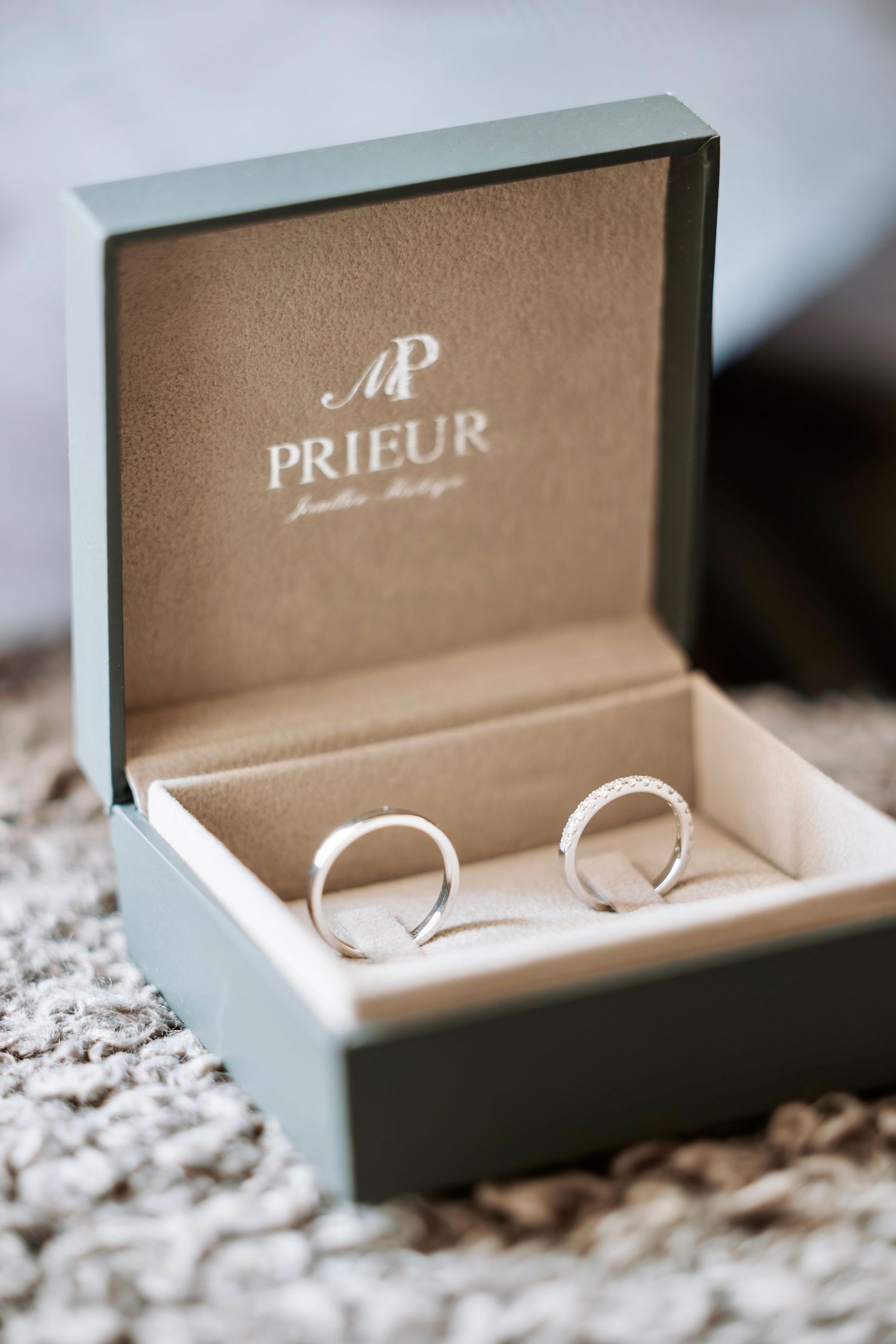 Photographe à Chartres, Eure-et-Loir, je capture vos mariages et instants de vie en famille, couple ou naissance avec émotion.