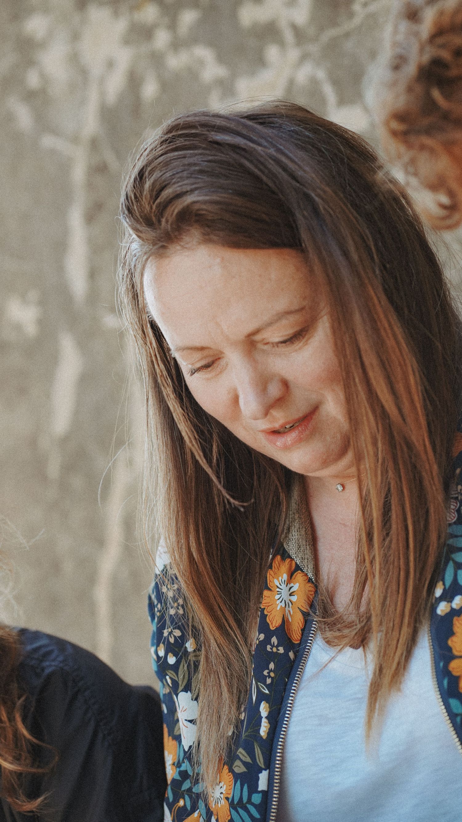 Photographe à Chartres, Eure-et-Loir, je capture vos mariages et instants de vie en famille, couple ou naissance avec émotion.