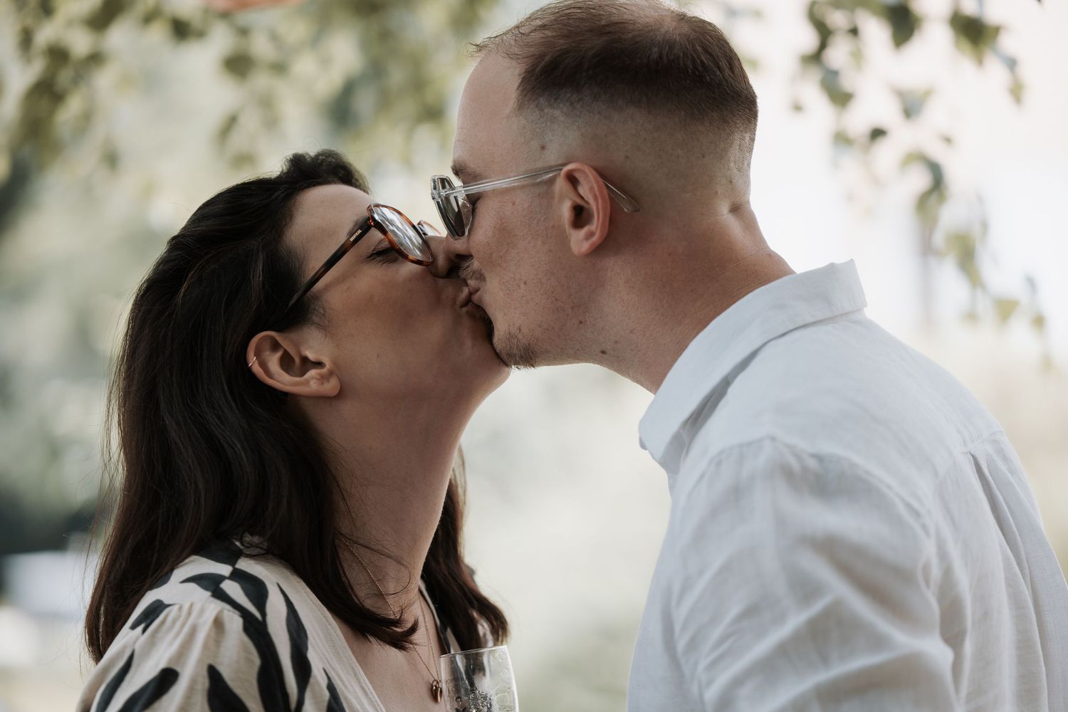Photographe à Chartres, Eure-et-Loir, je capture vos mariages et instants de vie en famille, couple ou naissance avec émotion.