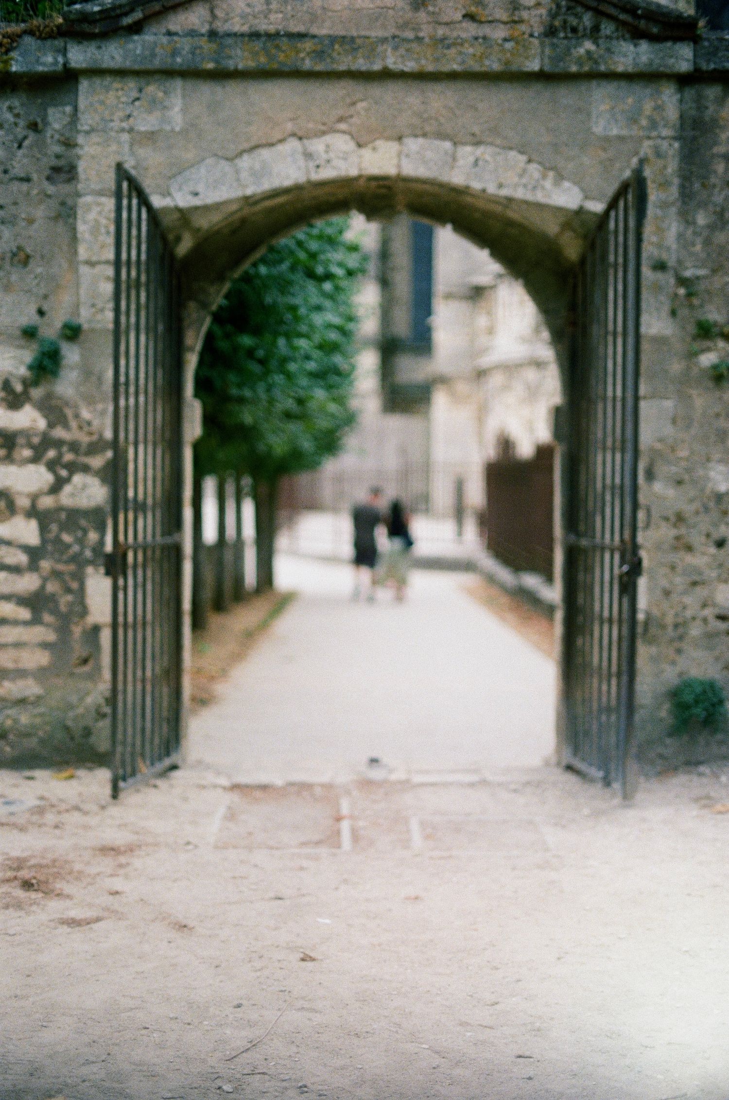 Photographe argentique mariage Chartres - portrait de couple en pellicule