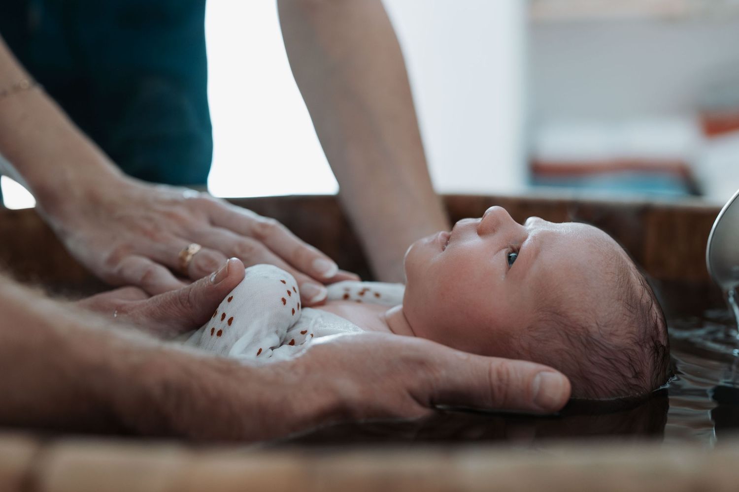 Photographe à Chartres, Eure-et-Loir, je capture vos mariages et instants de vie en famille, couple ou naissance avec émotion.