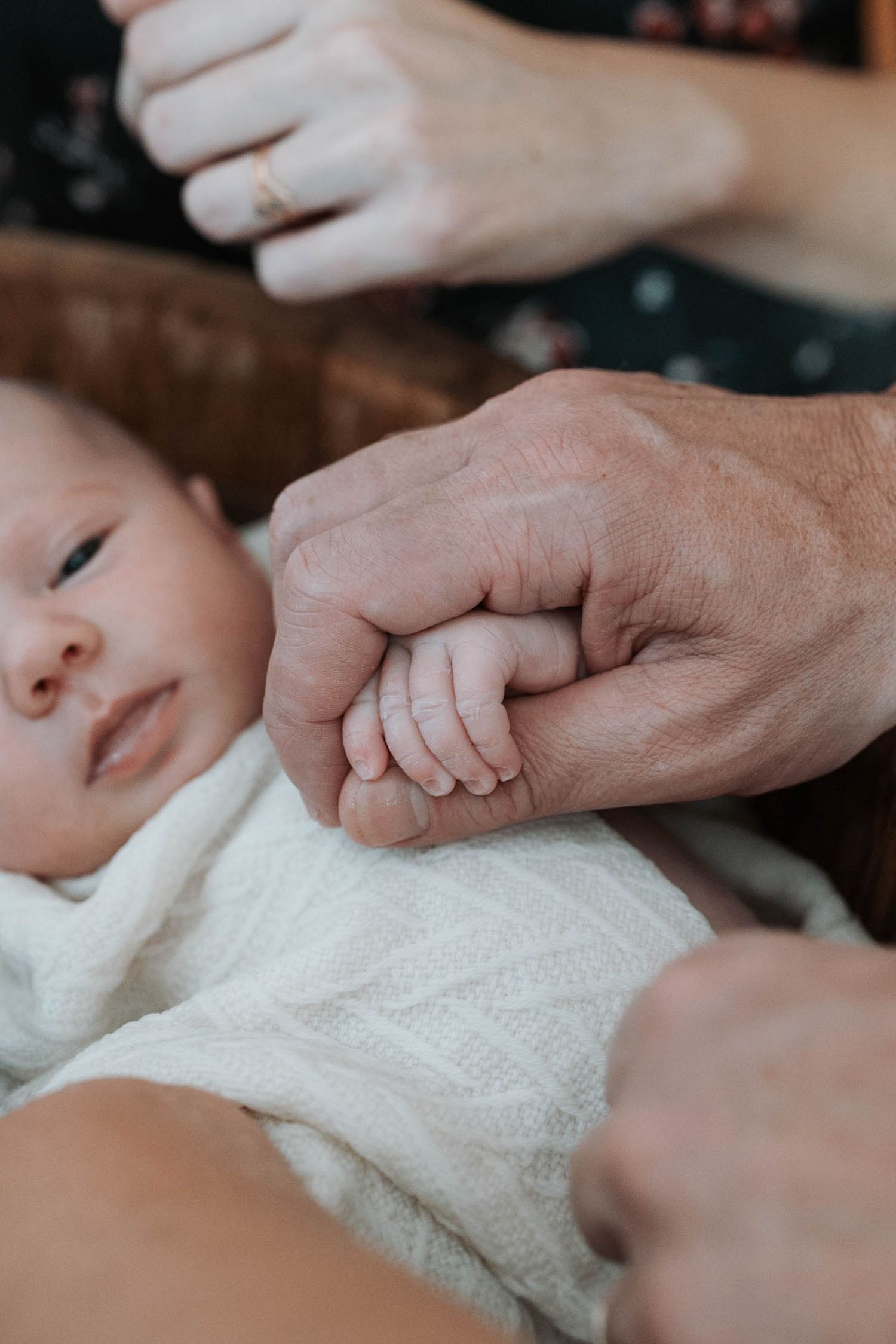 Photographe à Chartres, Eure-et-Loir, je capture vos mariages et instants de vie en famille, couple ou naissance avec émotion.