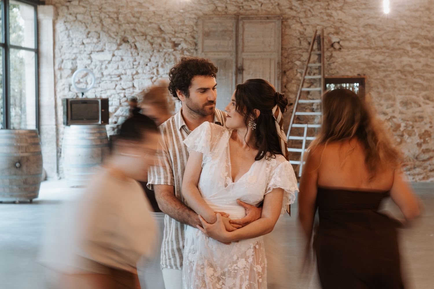 Photographe à Chartres, Eure-et-Loir, je capture vos mariages et instants de vie en famille, couple ou naissance avec émotion.