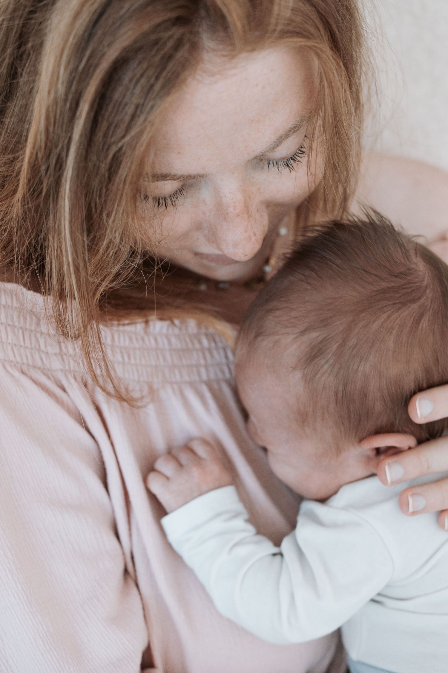 Photographe à Chartres, Eure-et-Loir, je capture vos mariages et instants de vie en famille, couple ou naissance avec émotion.