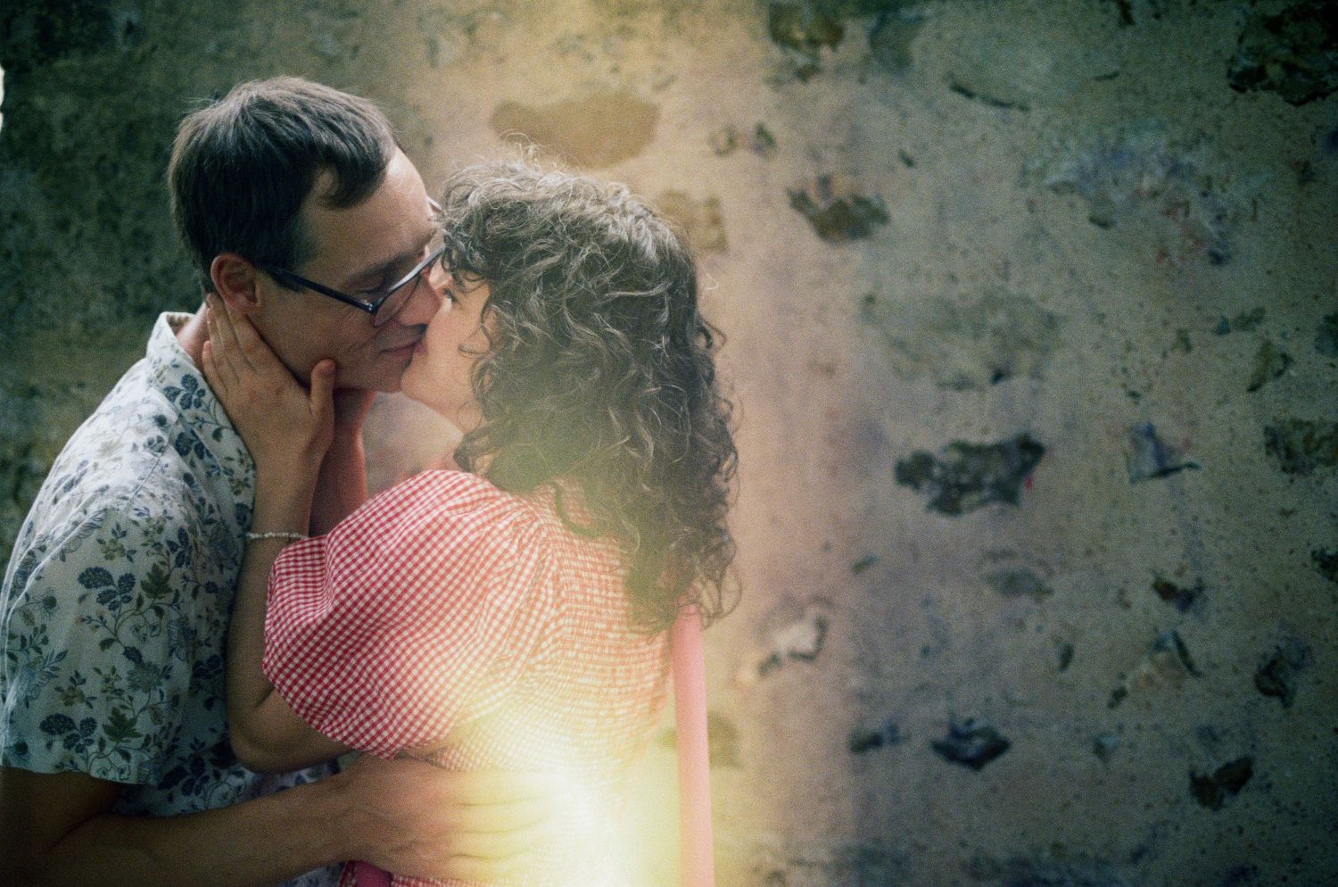 Photographe argentique mariage Chartres - portrait de couple en pellicule